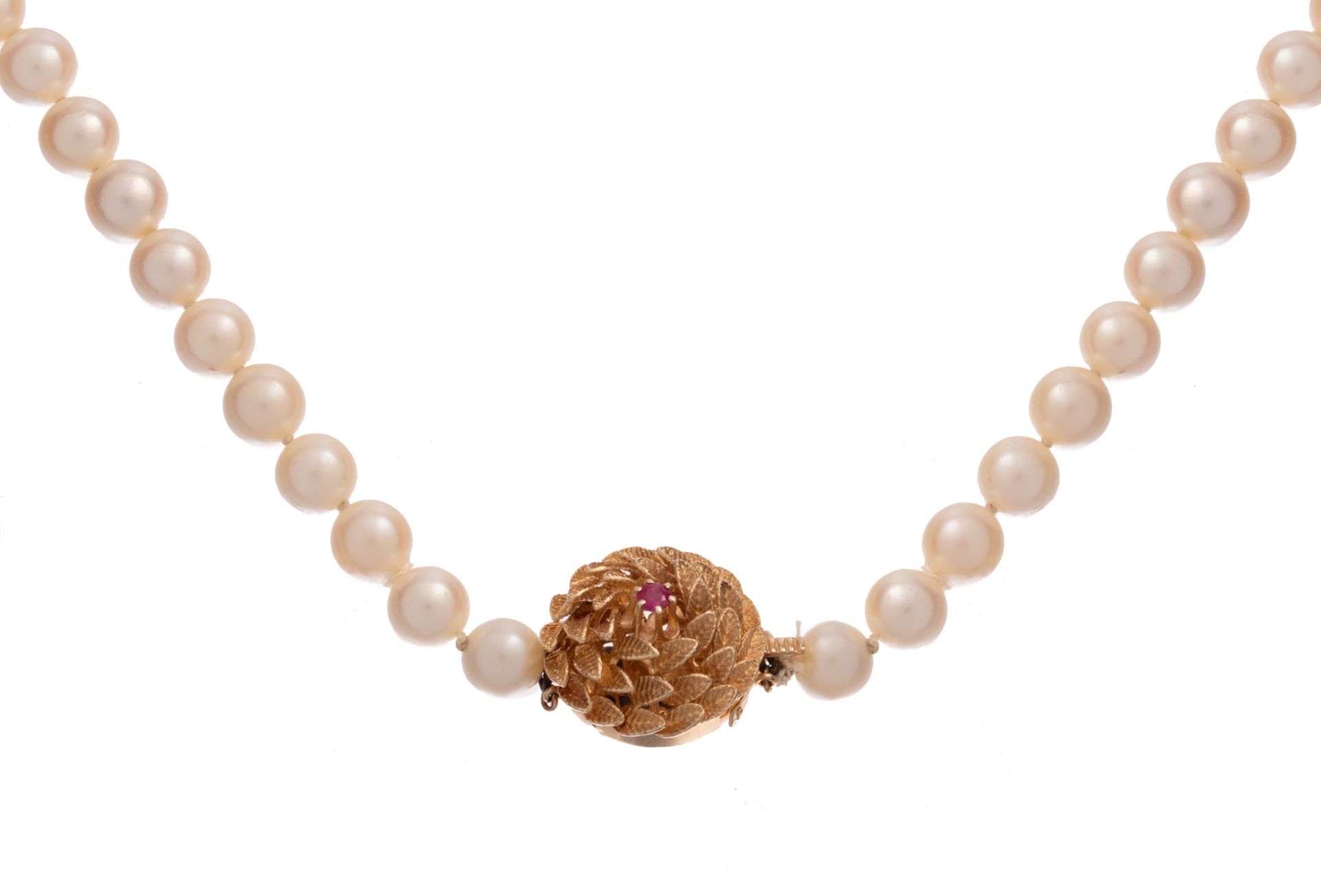 A pearl necklace with a 14ct gold floral-shaped extender, set with a ruby, 71,5 cm - 82,8 g
