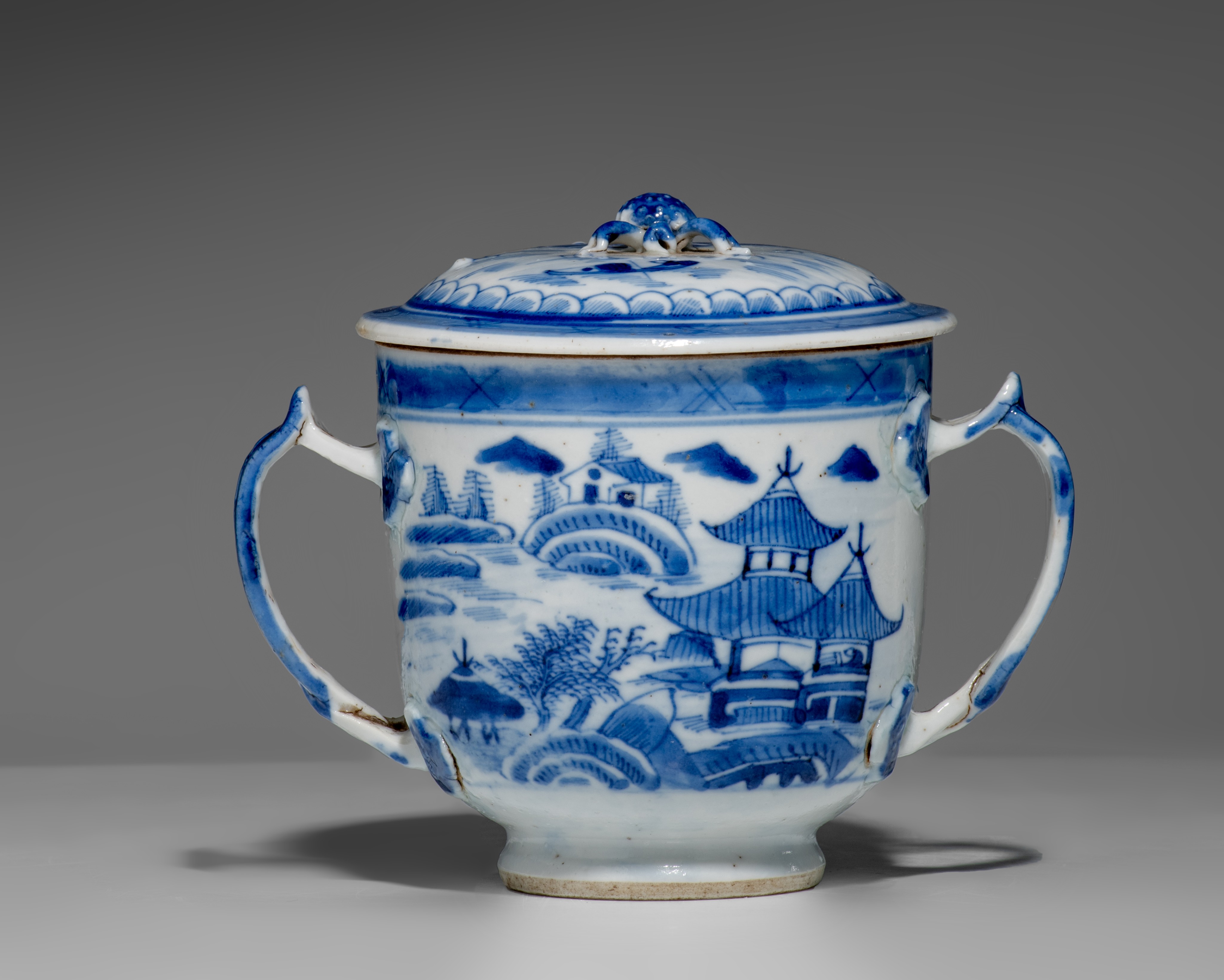 A collection of Chinese blue and white porcelain ware, Qianlong period, largest ø 38 cm - Image 3 of 10