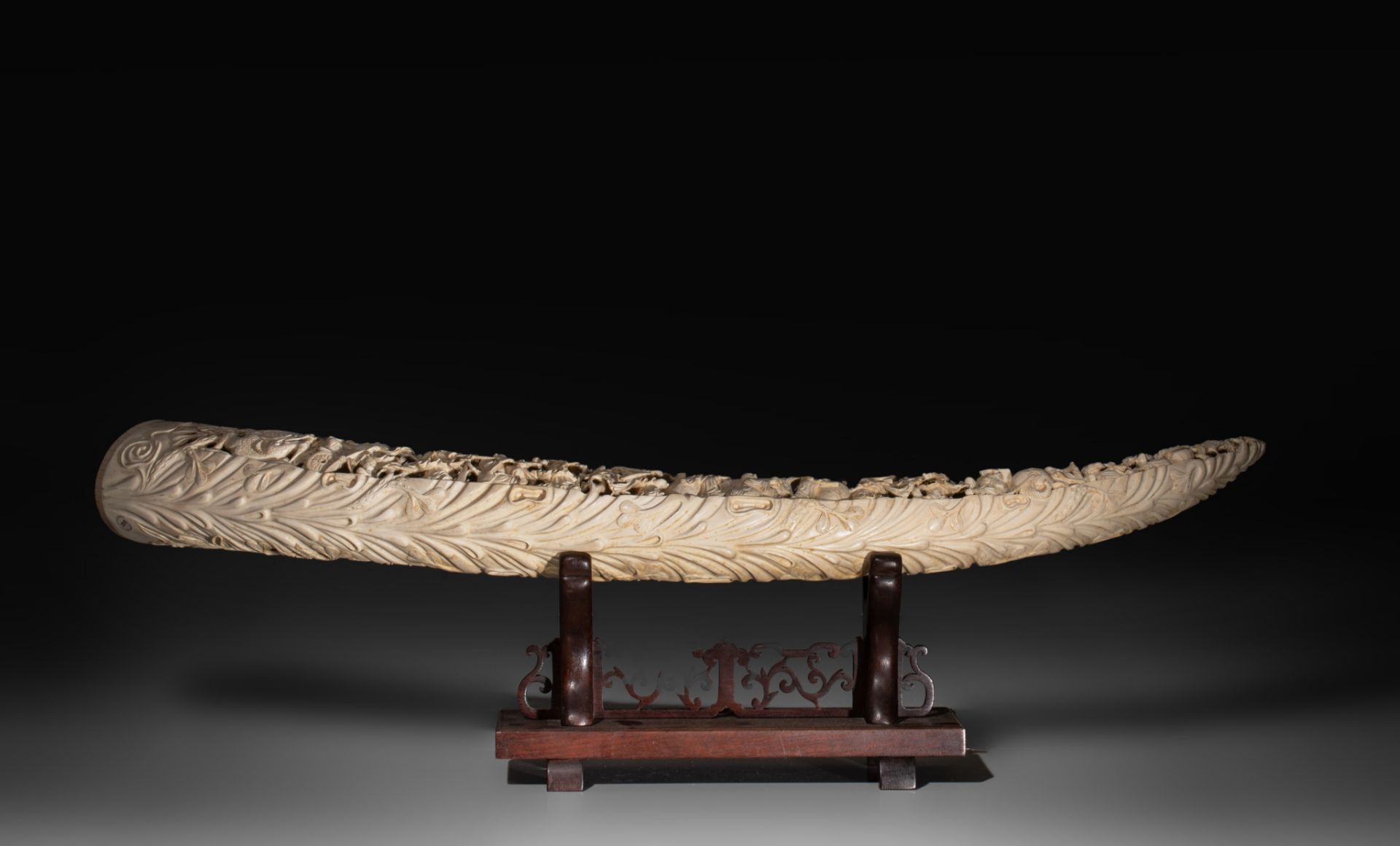 A Chinese sculpted tusk, 1,30 m (outer arch), 1,13 m (inner arch), circumference 39 cm, 5700 g (+) - Image 3 of 15