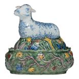 A Dutch Delft lamb-shaped butter tub, Lambertus Sanderus for De Klauw, 18thC, H 12,5 cm