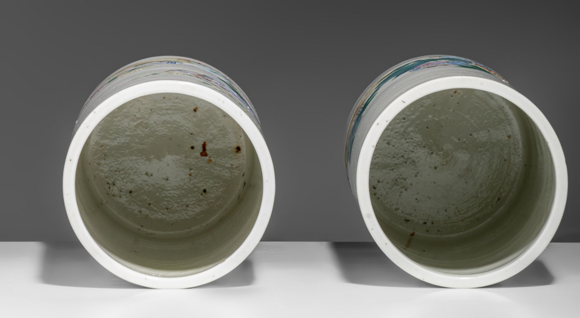 A pair of Chinese famille rose 'Playing boys' cylindrical vases, 19thC/Republic period, H 27,5 cm - Image 6 of 7