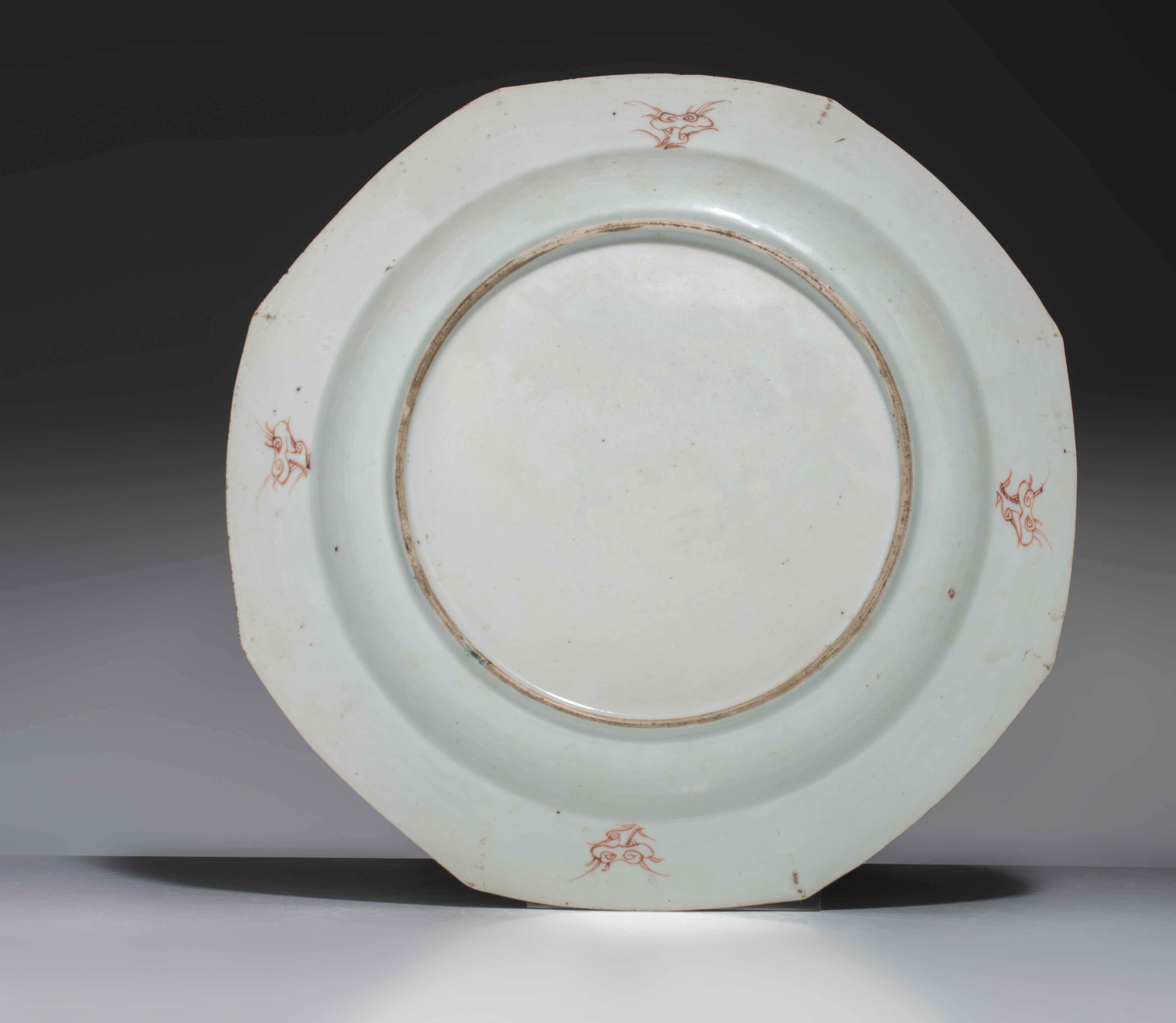 A Chinese famille rose floral decorated octagonal export porcelain charger, Yongzheng period, ø 22,5 - Image 3 of 3