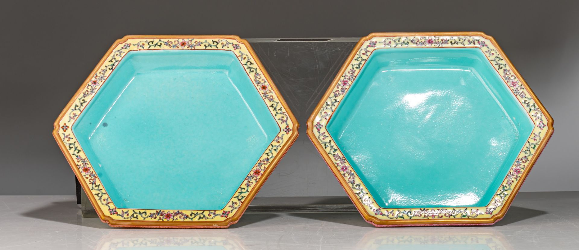 A pair of Chinese famille rose and turquoise enamelled hexagonal jardinières and stands, marked Shen - Bild 11 aus 12