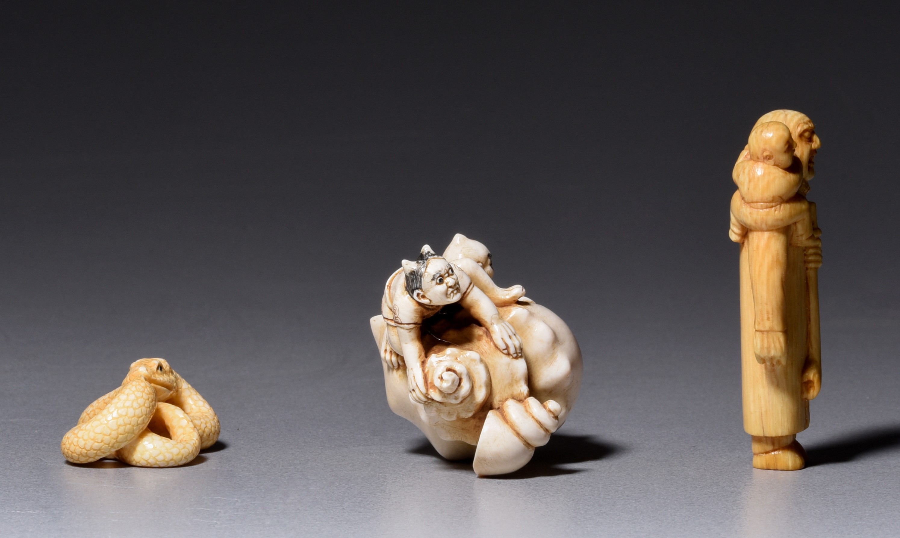 An ivory netsuke and two okimono, 19th/early 20thC, H 3,8 - 4,9 - 3 cm / 18g - 9g - 4g (+) - Image 4 of 6