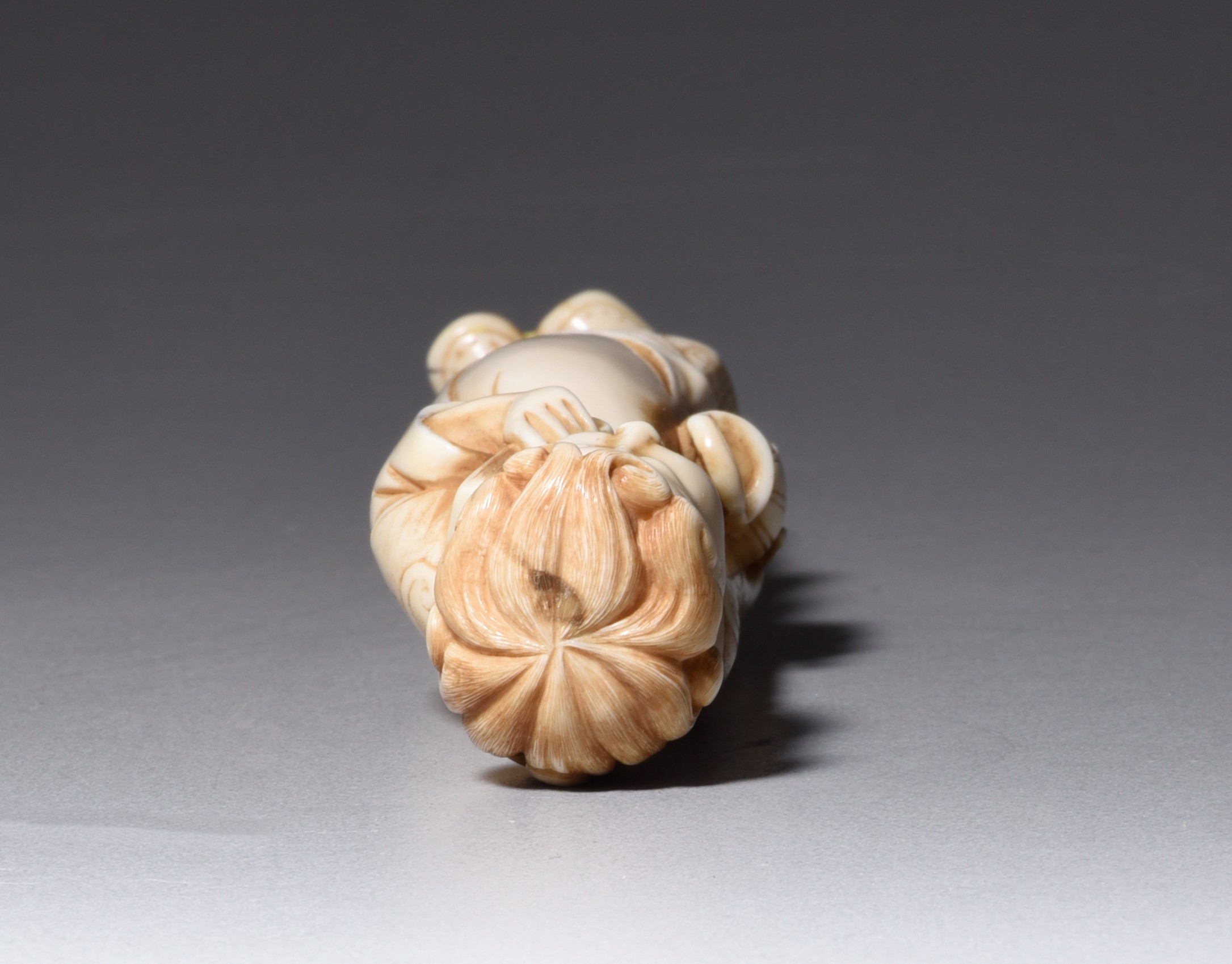 A Chinese ivory figure sculpted in Ming style, 19th century, H 14,2 cm, 79 g (+) - Image 4 of 6