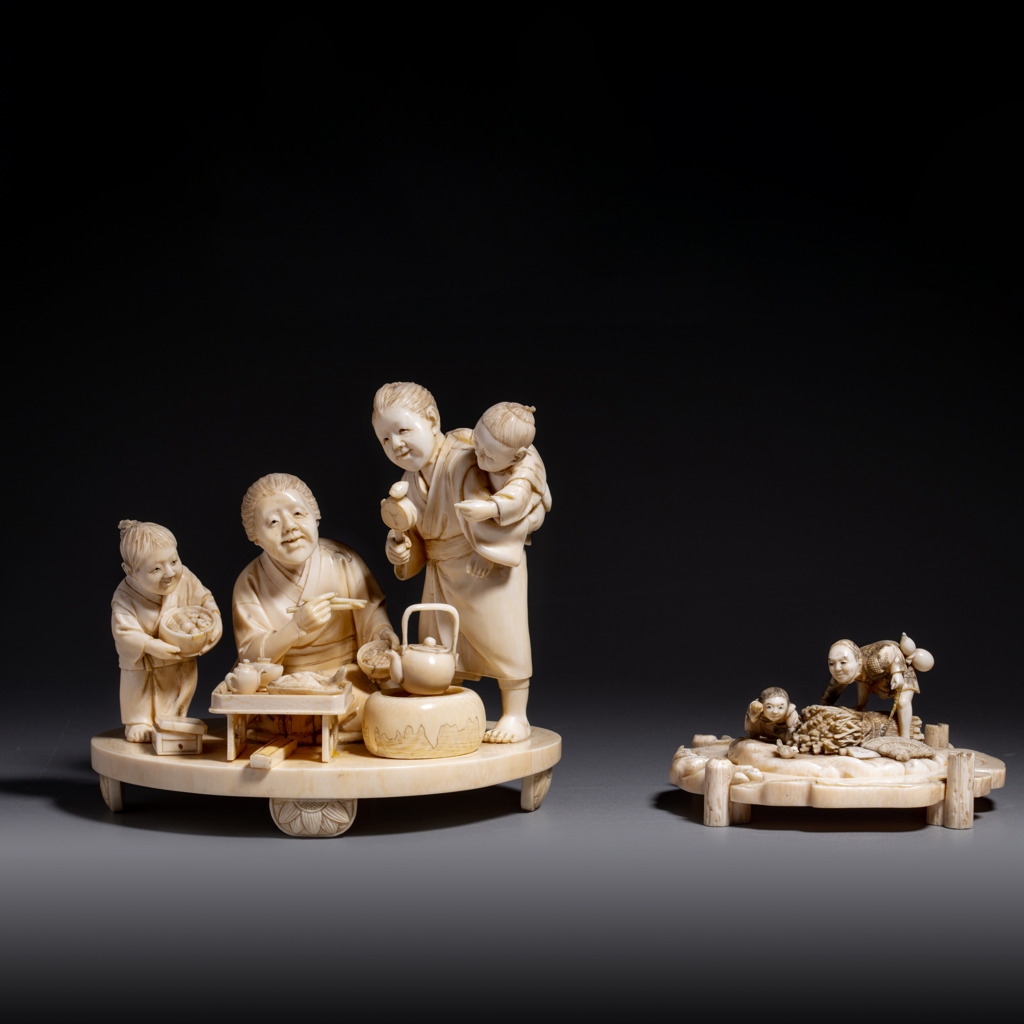 Two Japanese ivory animated scenes, H 12,4 cm - H 5,2 cm, 451g - 118g (+)