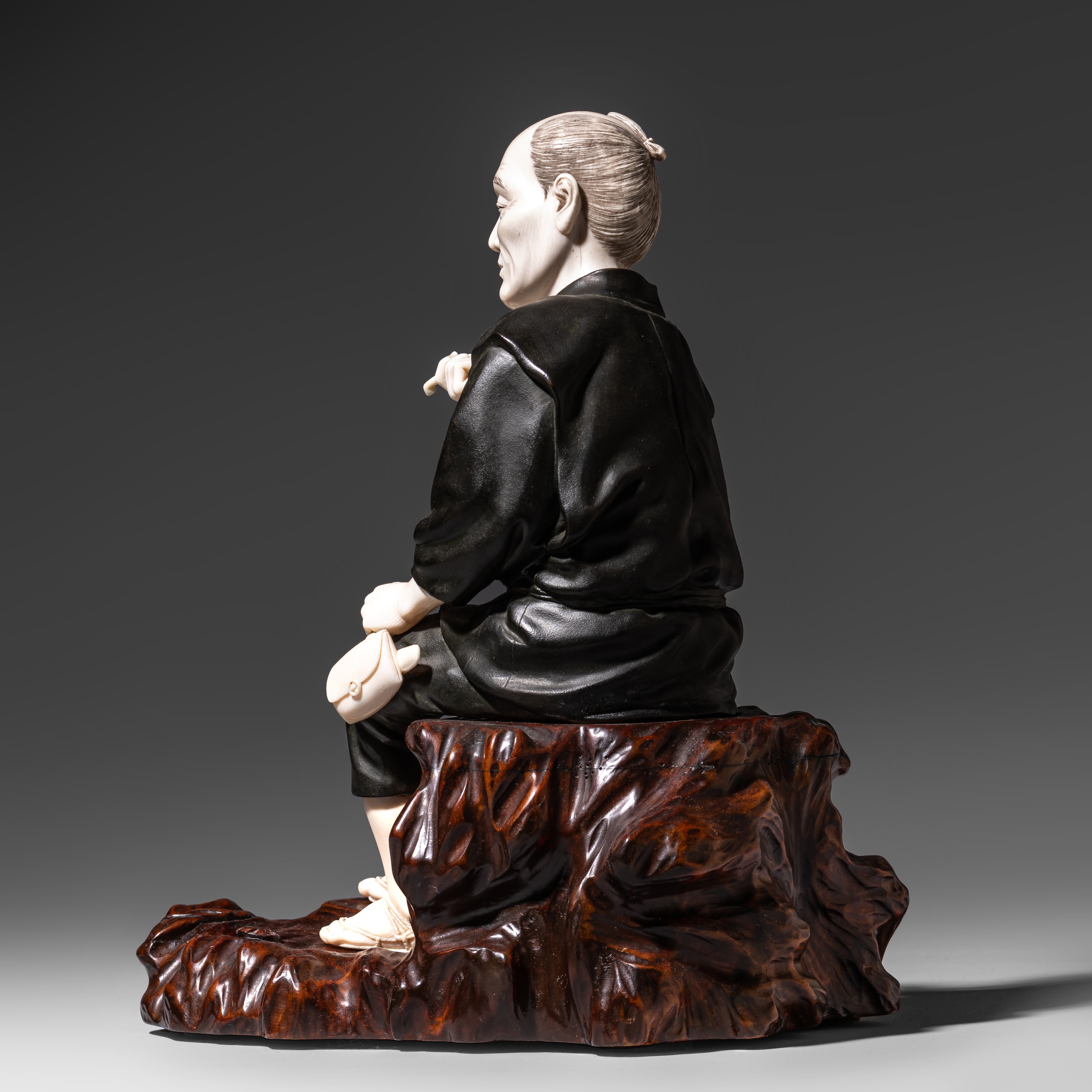 A chryselephantine with bronze and ivory of a Chinese man, ca 1900-1910, 31,5 cm (+) - Image 4 of 9