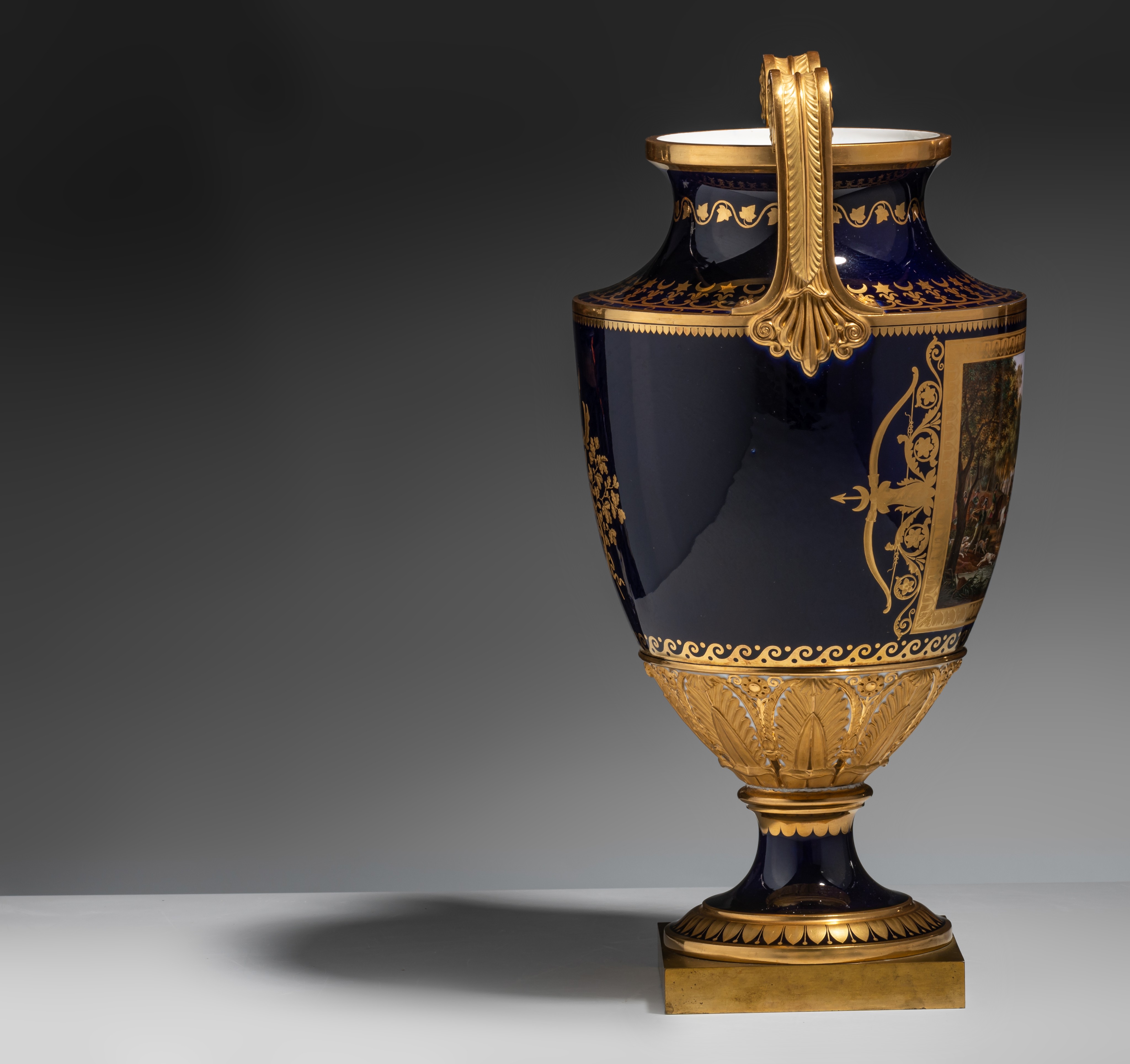 A very fine Empire Sèvres porcelain vase by Jean Charles Develly (1783-1862), 1819, H 44,5 cm - Image 5 of 7