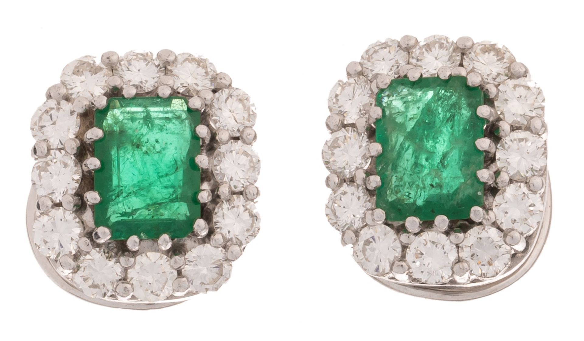A pair of earrings in 18ct white gold, set with brilliant-cut diamonds and emeralds, 8,6 g - Image 2 of 4