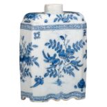 An 18thC Dutch Delft chinoiserie blue and white tea caddy, H 13 cm