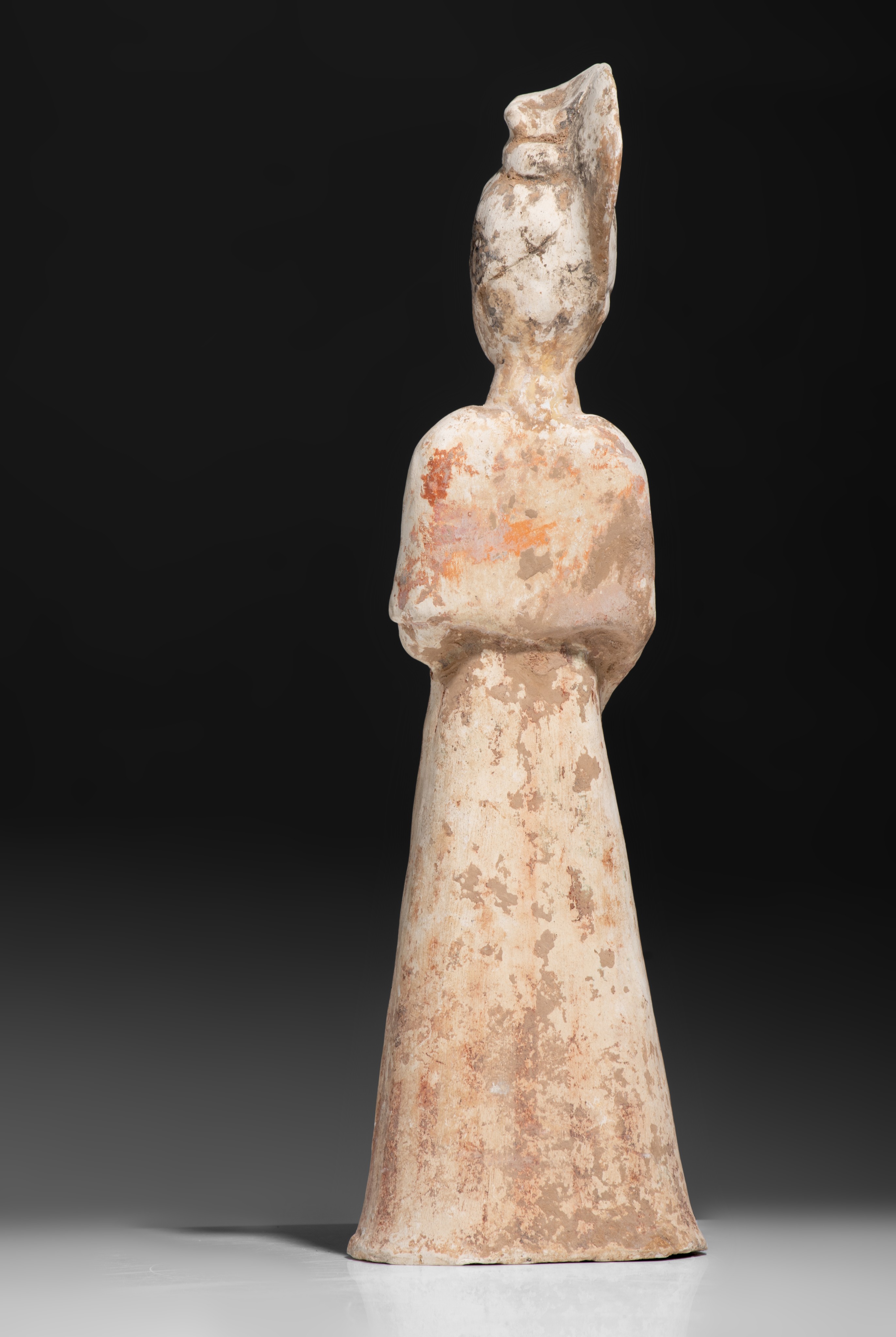 A Chinese painted pottery figure of a court lady, Tang dynasty, H 37,2 cm - Image 7 of 10