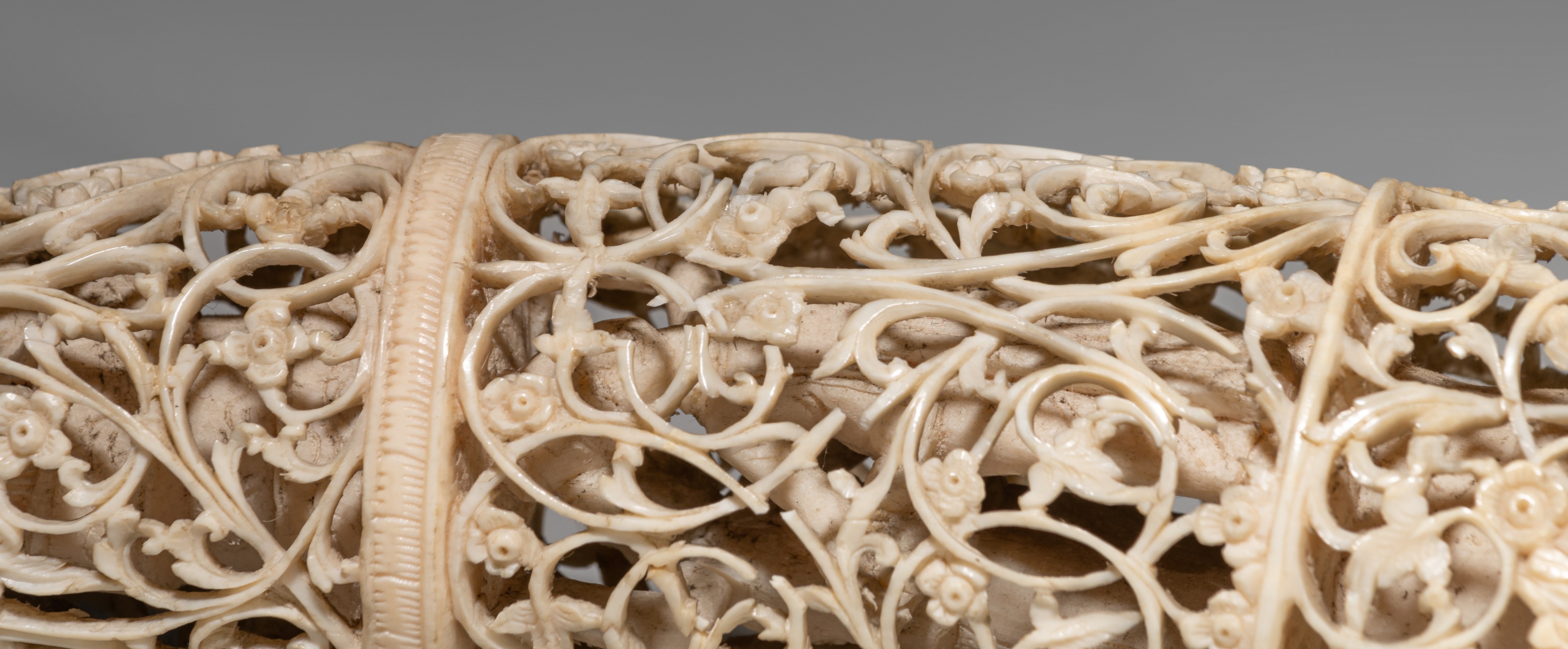 A Burmese sculpted ivory tusk, H 38,1 cm, 624 g, 19thC (+) - Image 9 of 9