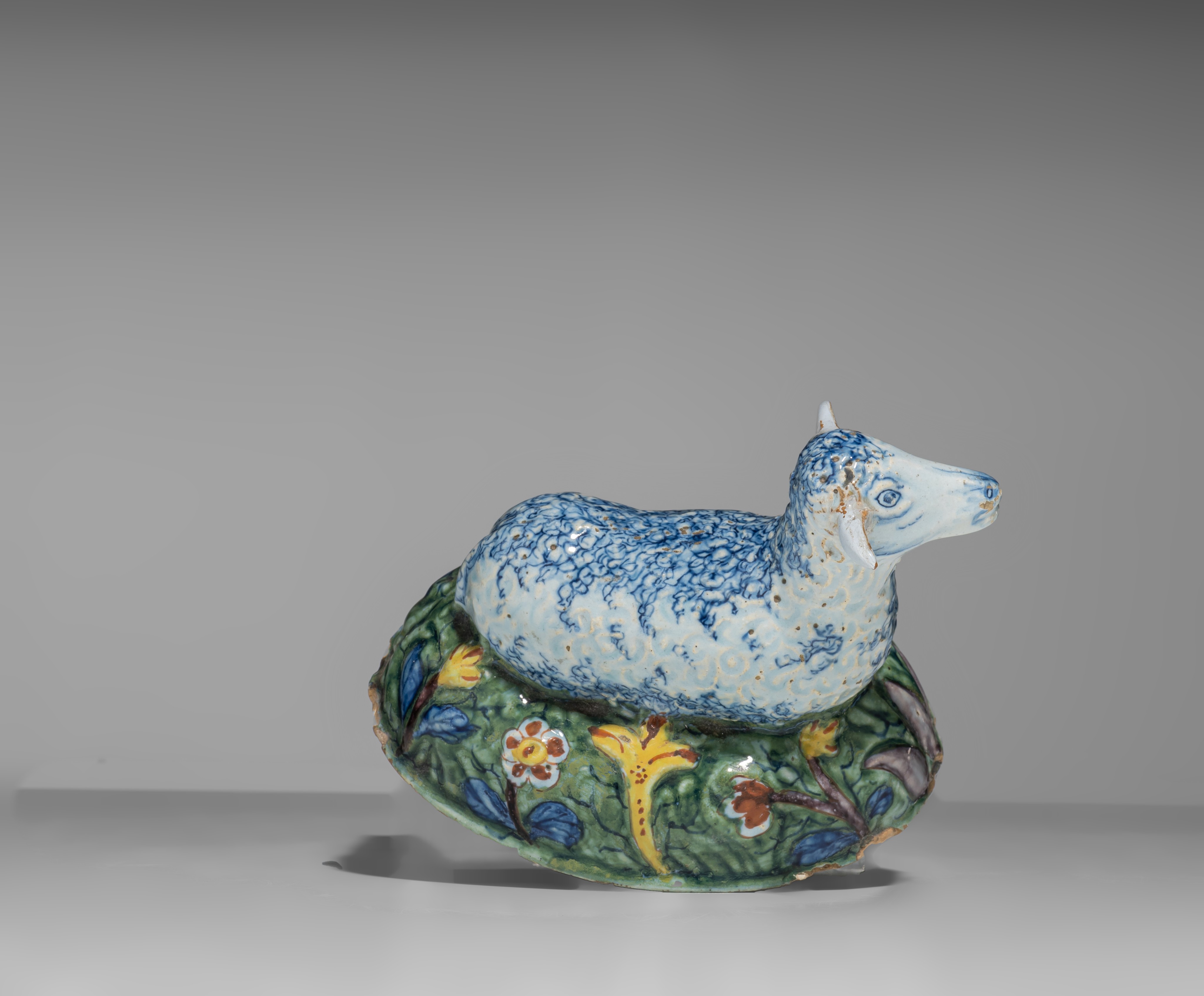 A Dutch Delft lamb-shaped butter tub, Lambertus Sanderus for De Klauw, 18thC, H 12,5 cm - Image 7 of 11