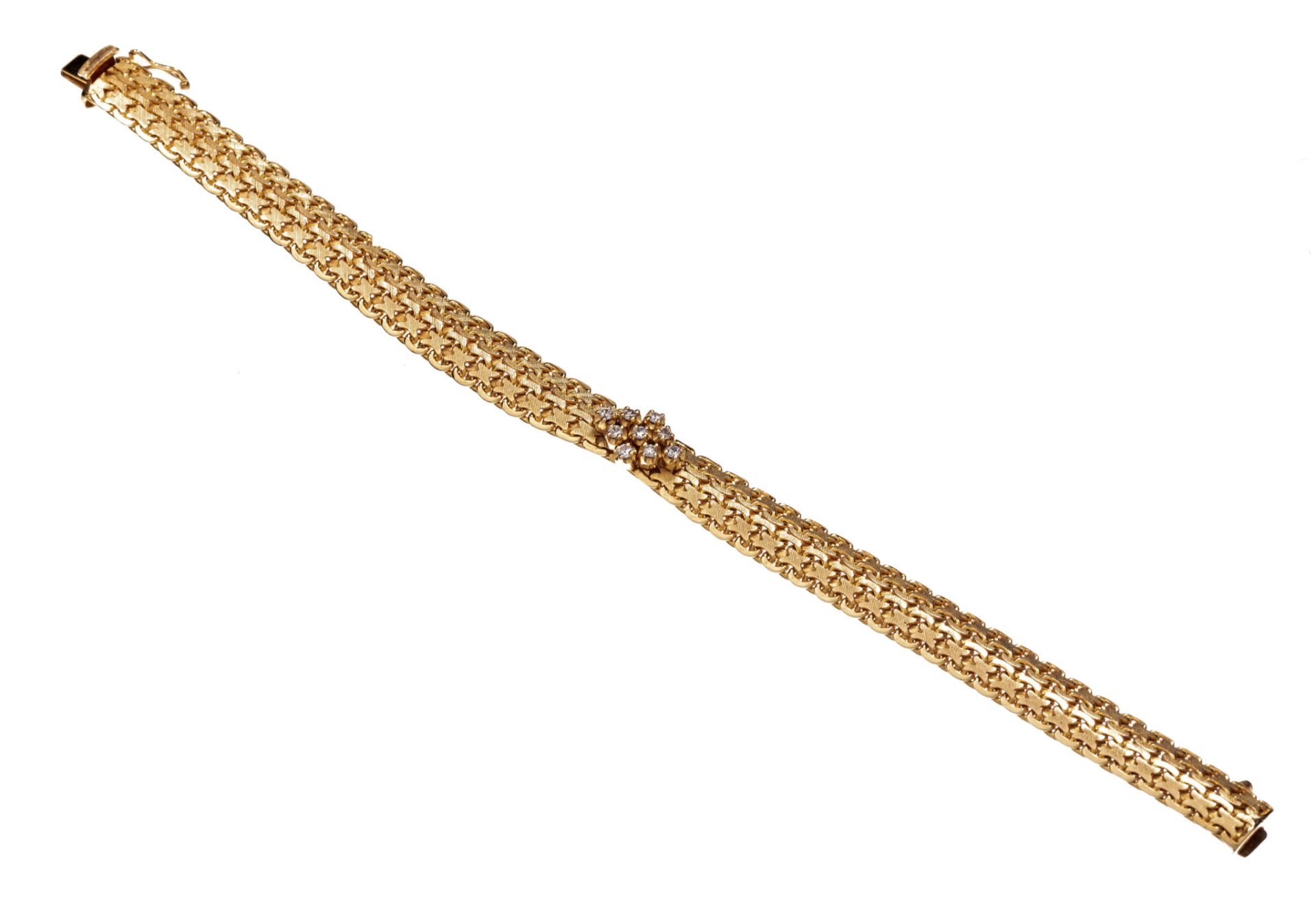 A braided bracelet in 18ct yellow gold, set with nine brilliant cut diamonds, 28,9 g - Image 5 of 7