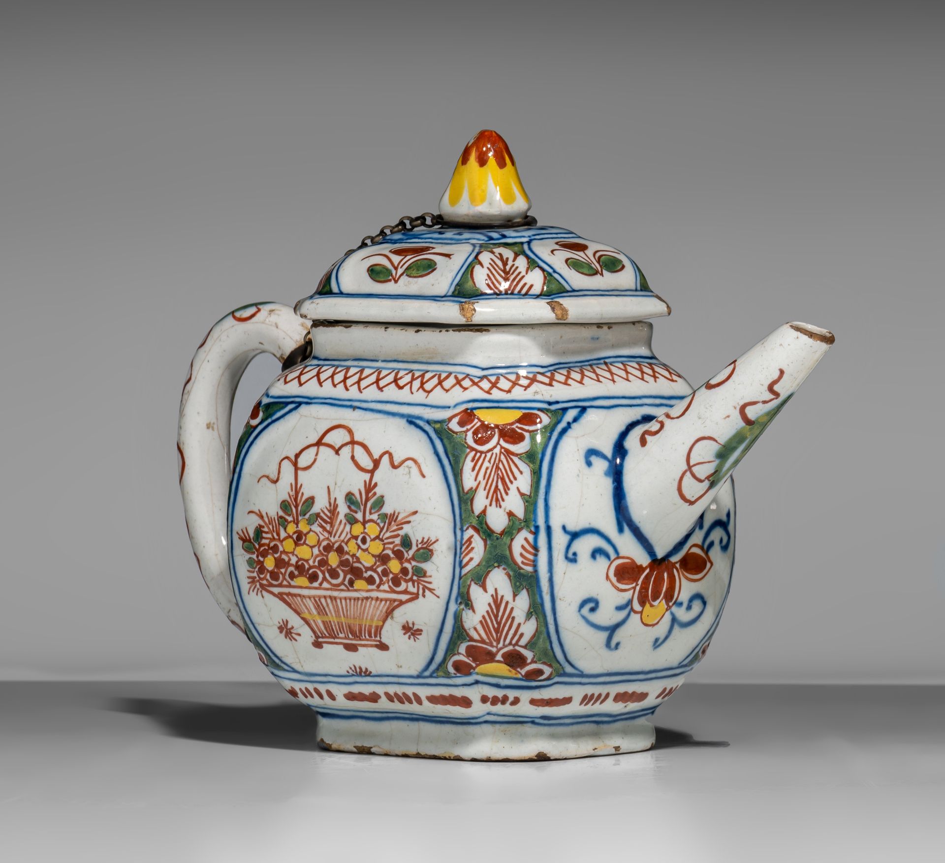 An 18thC Dutch Delft chinoiserie teapot, H 13 cm - Image 7 of 13