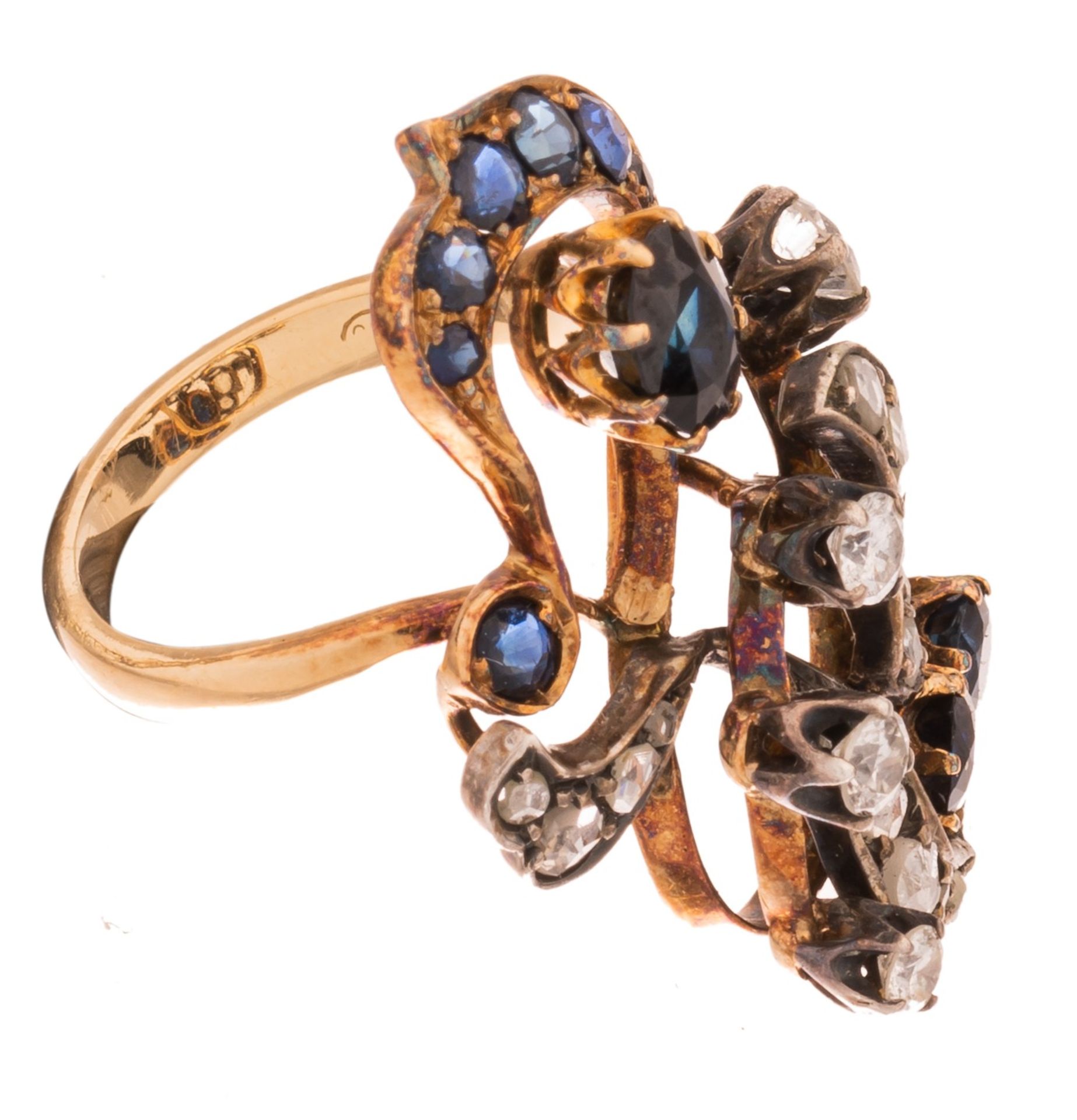 An Art Deco 18 ct yellow gold floral-shaped ring, set with a blue sapphire and diamonds, 8,5 g - Image 2 of 8