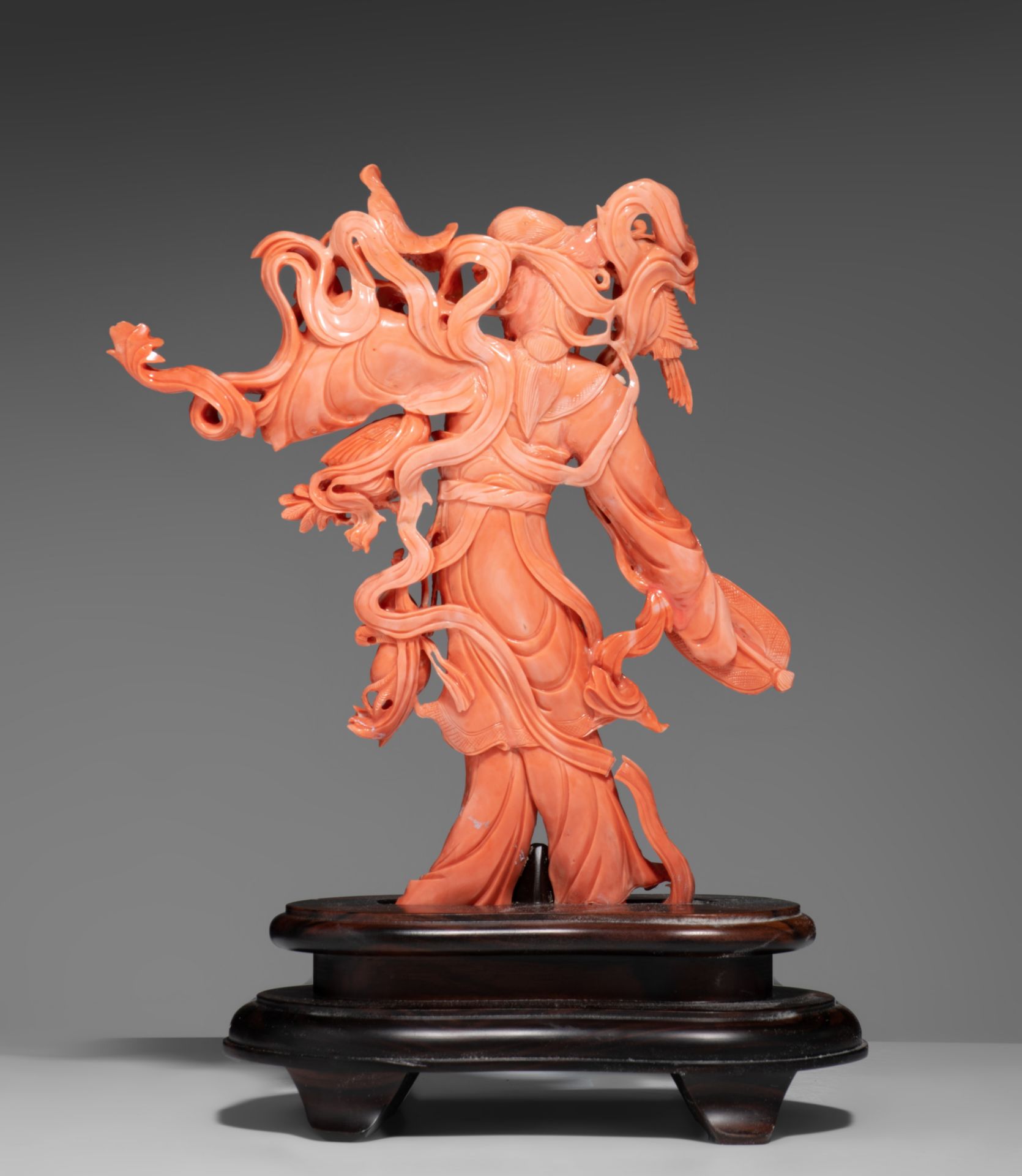 A fine Chinese coral carving of a female Immortal, late Qing, H 22 cm - Weight about 640 g (coral on - Bild 4 aus 8