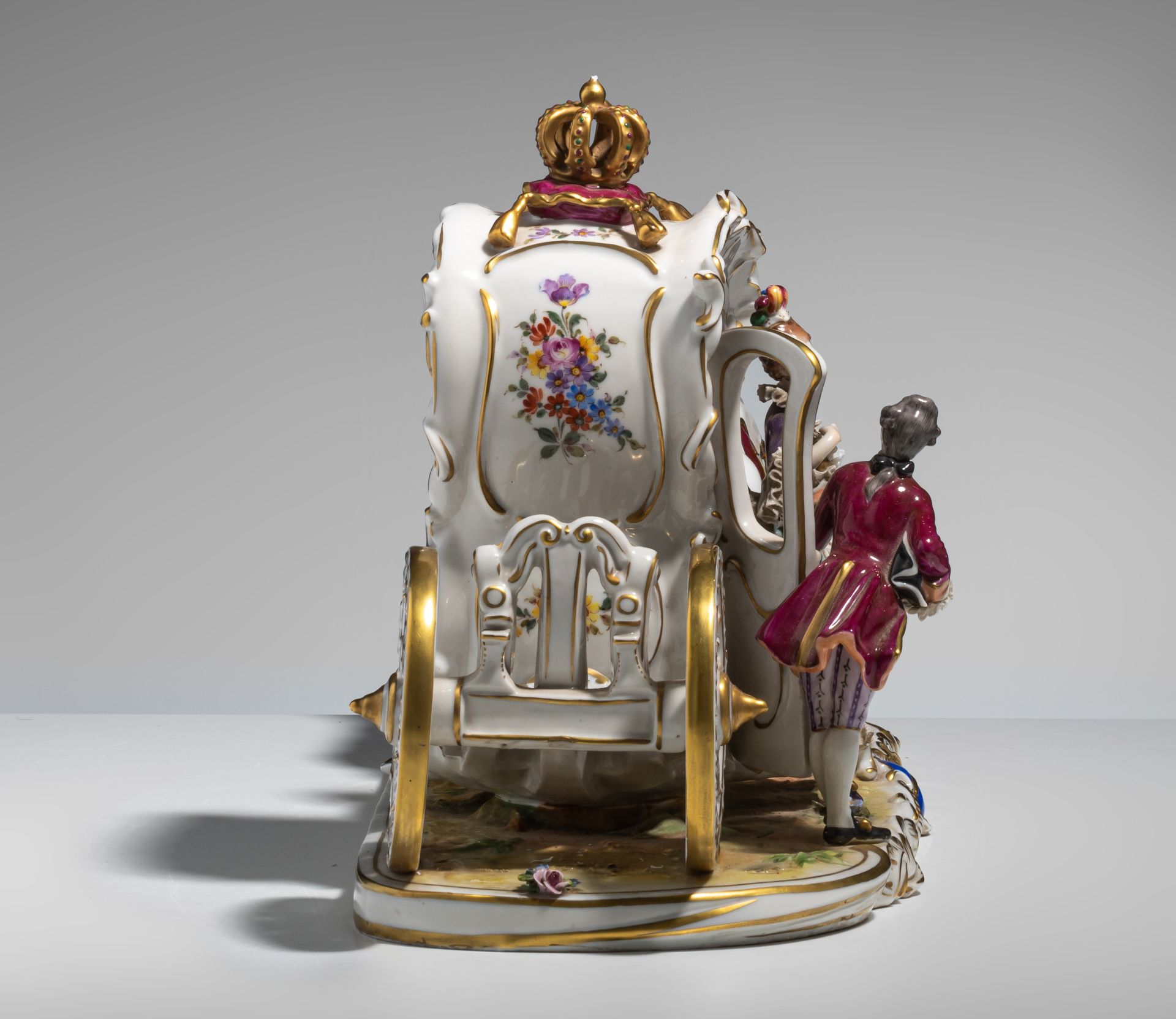A Saxony porcelain group of a chariot in abundant Rococo style, H 29 - W 57 cm - Image 5 of 9