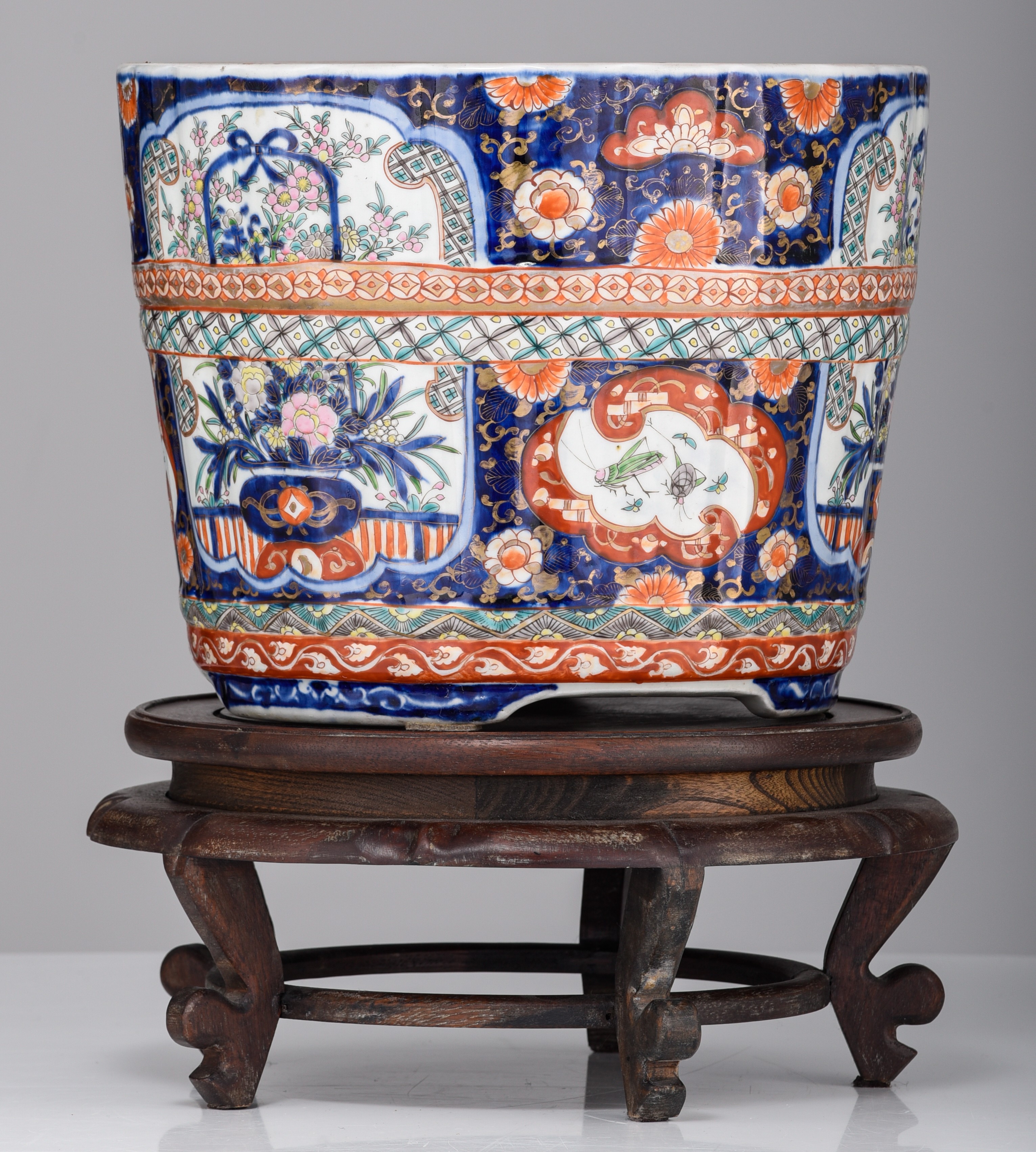 A Japanese Imari jardinière, on a matching wooden stand, H 26,3 - ø 32 cm - Image 4 of 7