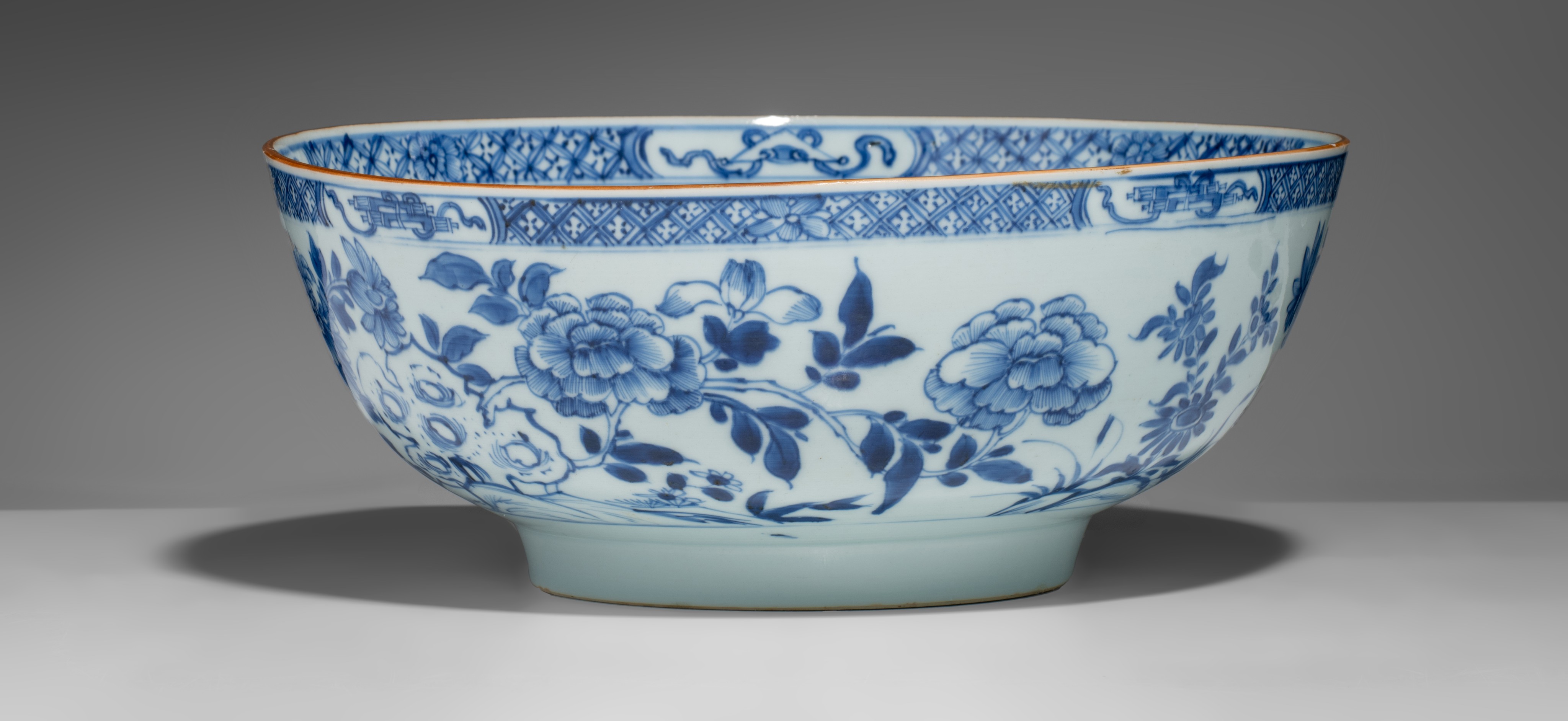 A collection of Chinese Imari and blue and white export ware, 18thC, largest ø 29 cm (6) - Image 4 of 11