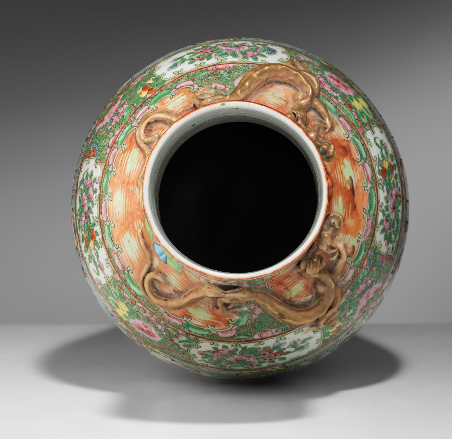 A Chinese Canton vase and lid, 19thC, H 66 cm - Image 6 of 9