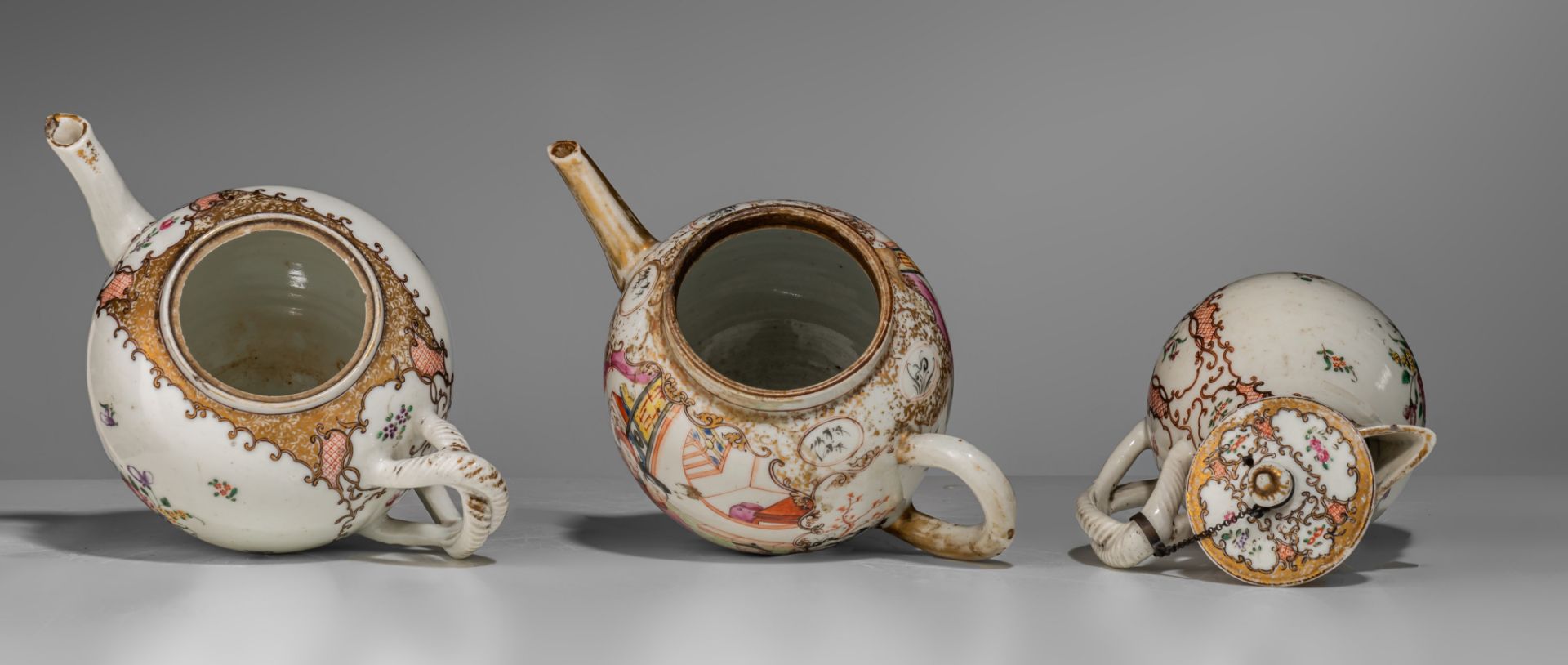 A collection of famille rose and gilt decorated export porcelain ware, 18thC, largest - H 12,5 - 34, - Image 6 of 20