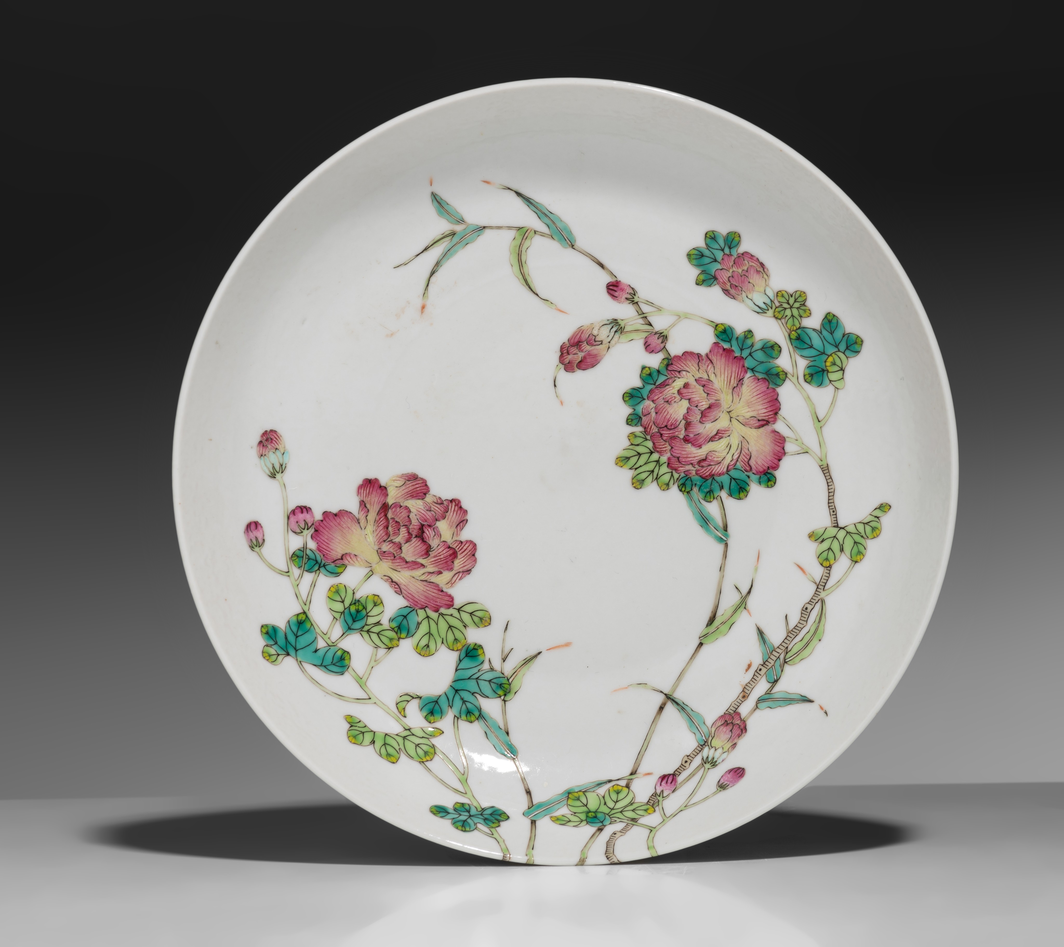 A Chinese famille rose 'Peony' dish, anhua marked Daoguang and possibly of the period, ø 19 cm - Image 2 of 3