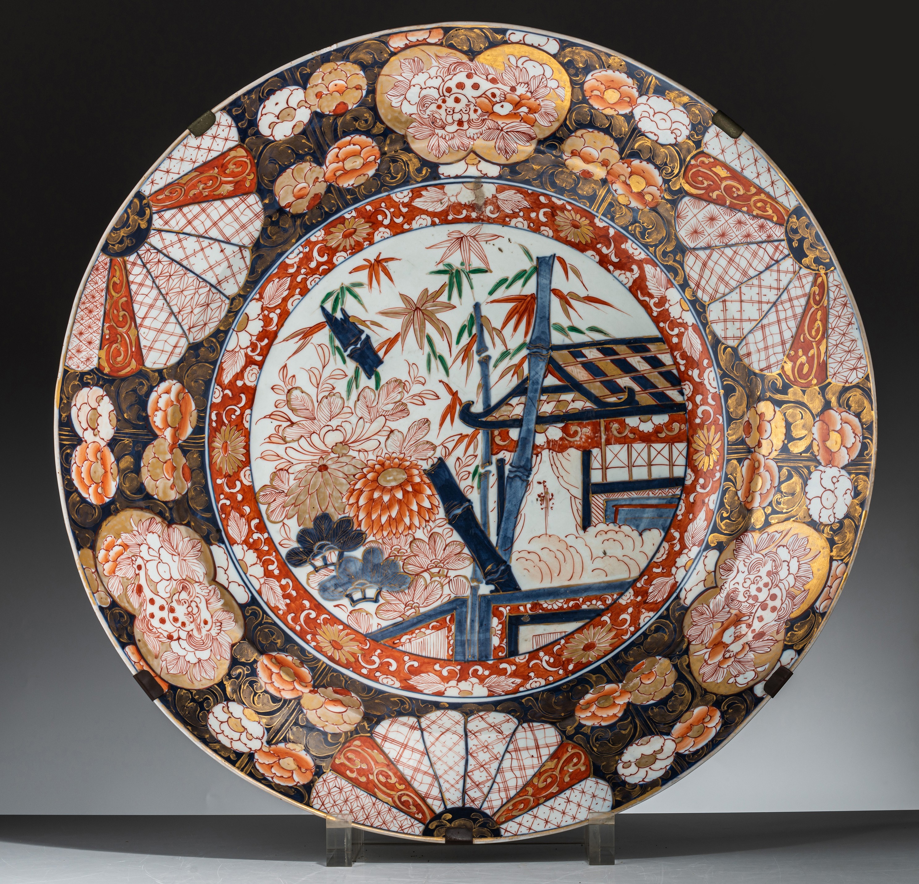 An imposing Japanese Imari 'Terrace' charger, late 19thC, ø 64,3 cm - Image 2 of 3