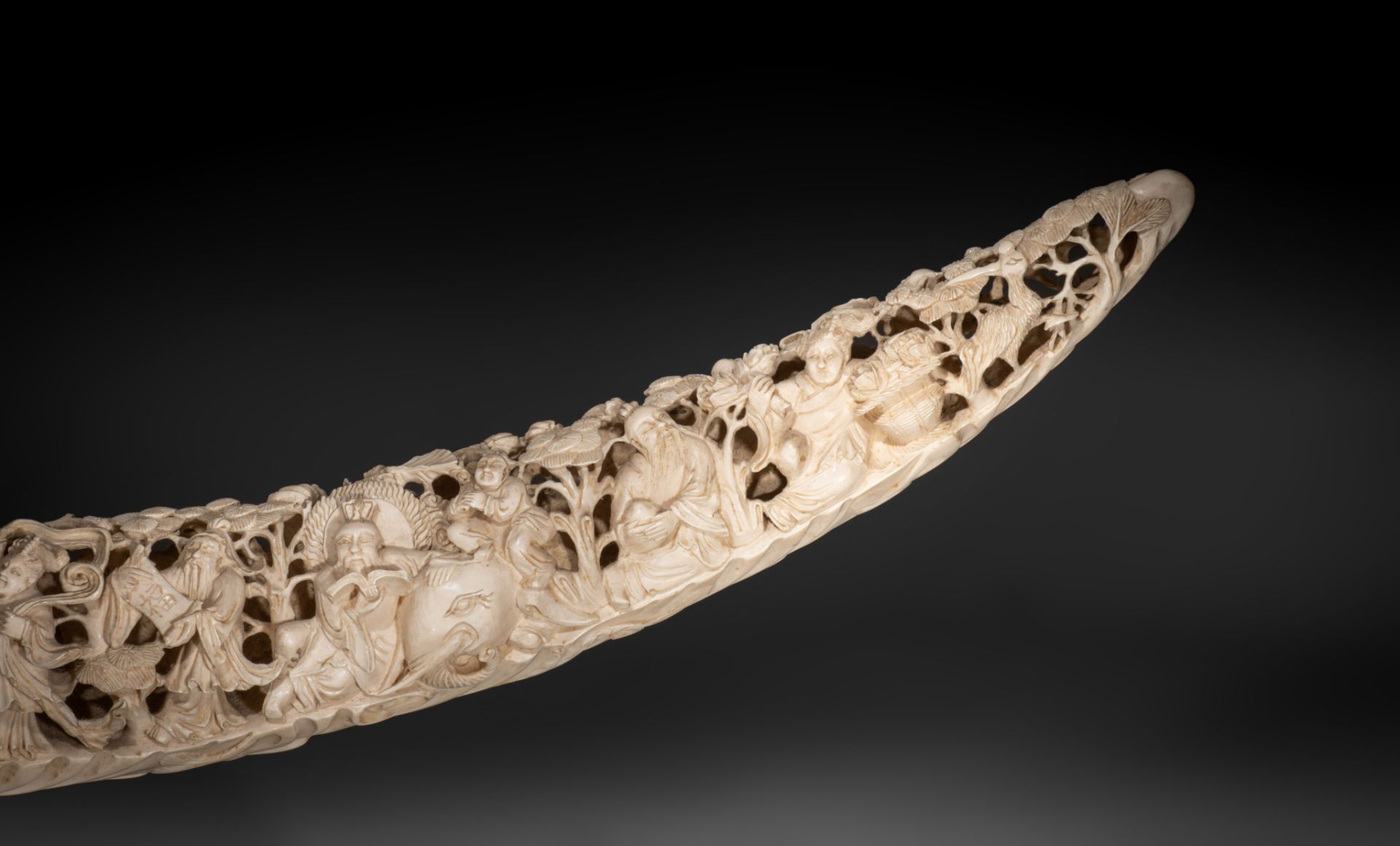 A Chinese sculpted tusk, 1,30 m (outer arch), 1,13 m (inner arch), circumference 39 cm, 5700 g (+) - Image 9 of 15