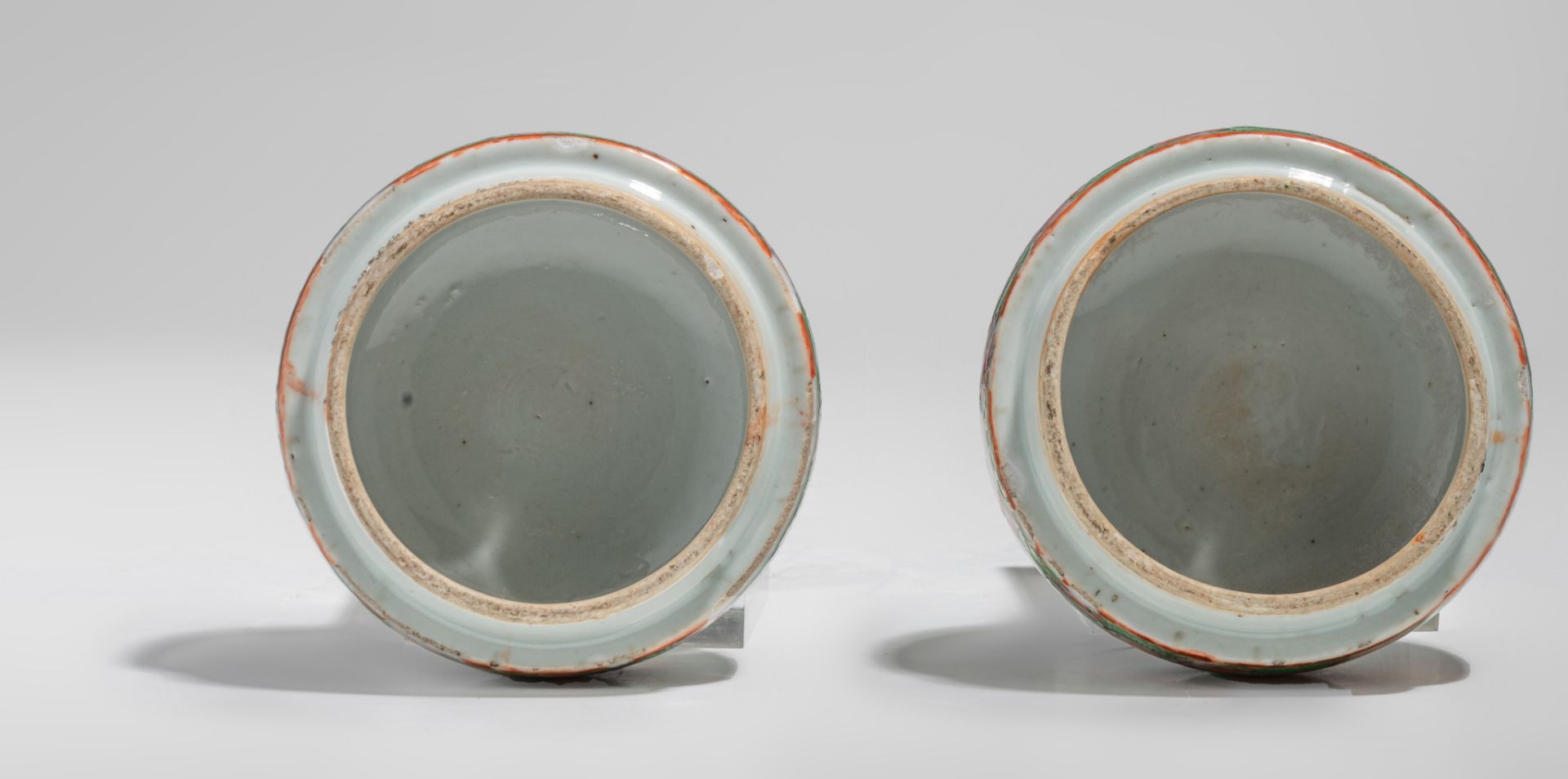 A pair of Chinese Canton lidded vases, 19thC, H 50 cm - Bild 9 aus 9