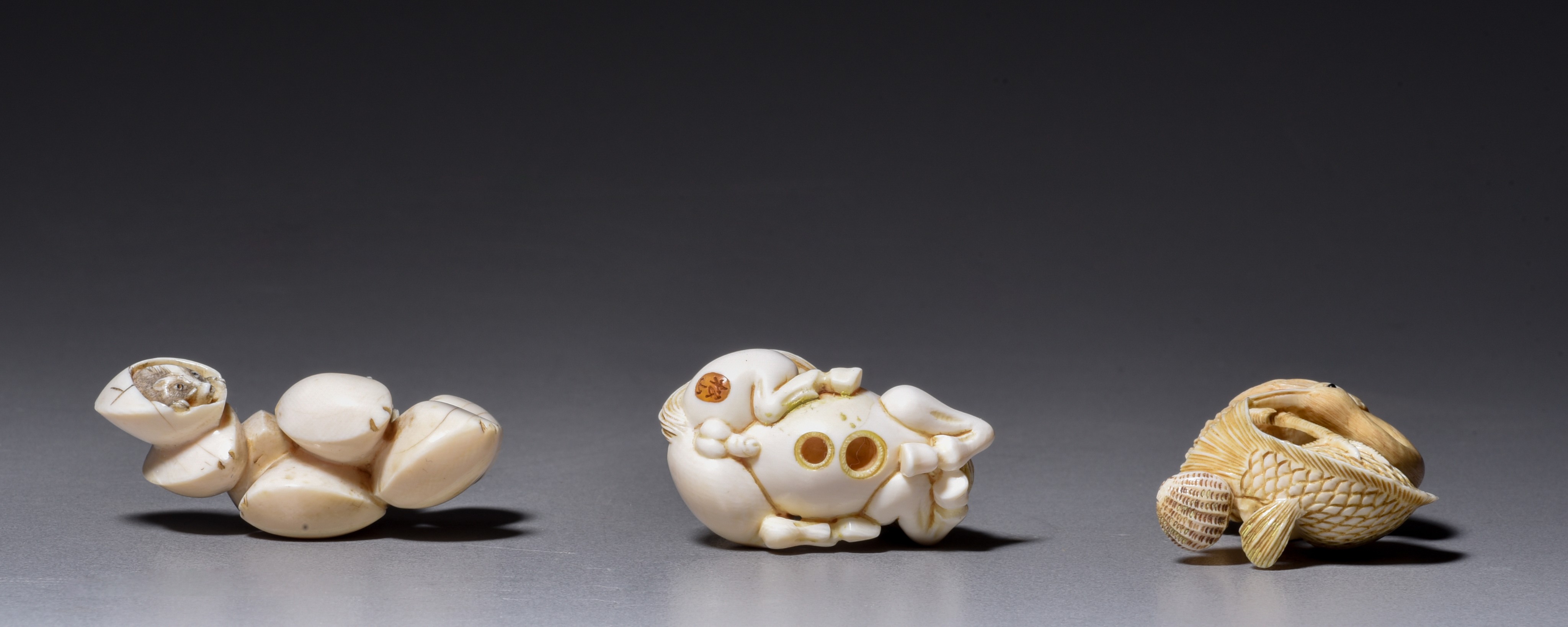 Two ivory netsuke, W 4,2 - 5,2 cm, 19 - 21 g.; one ditto okimono H 4,5 cm - 16 g (+) - Image 5 of 6