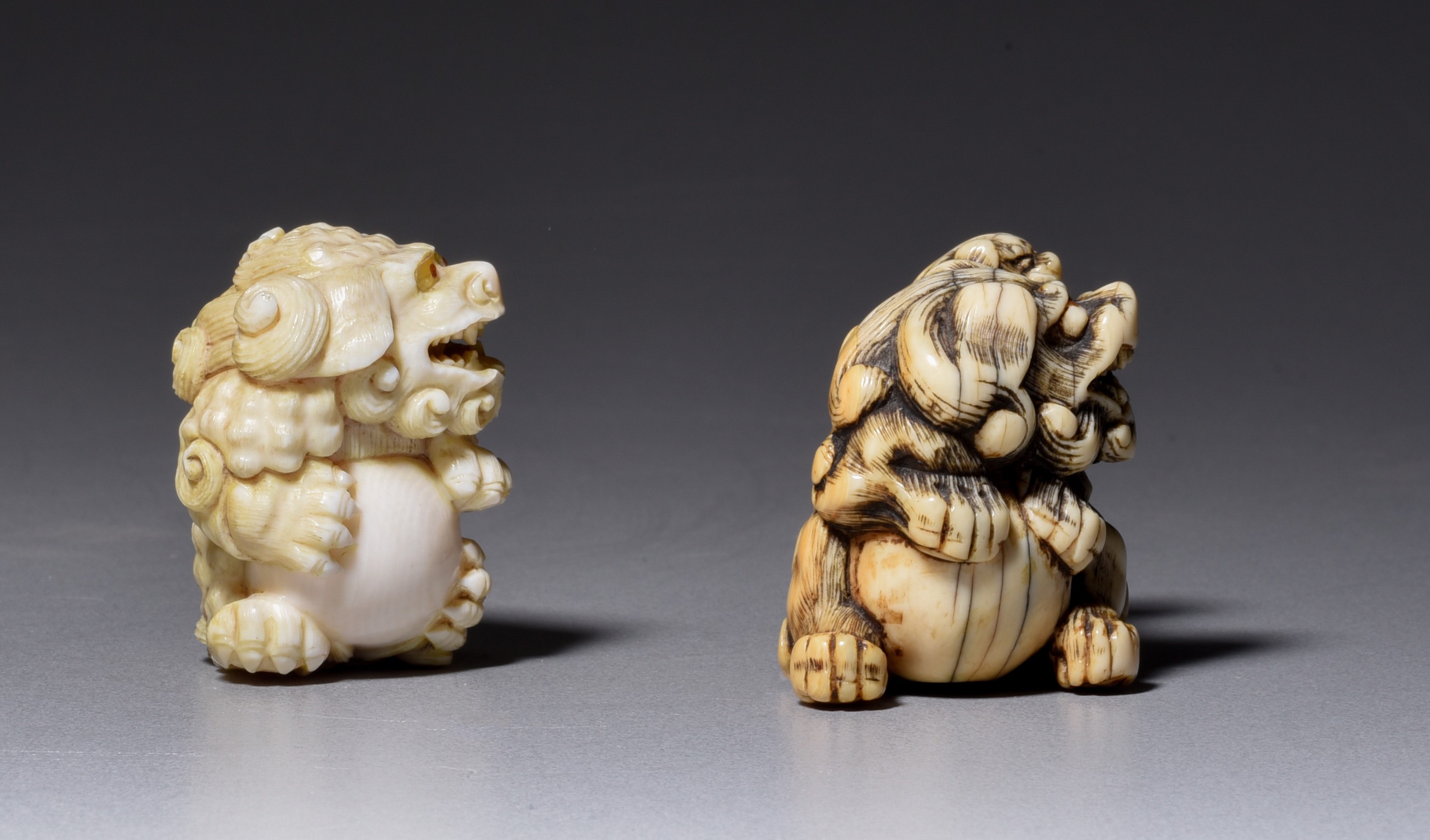 Two Japanese netsuke/okimono of shishi dogs, Edo/Meiji period, H 4 - 4,1 cm / 47g - 38g (+) - Image 4 of 6