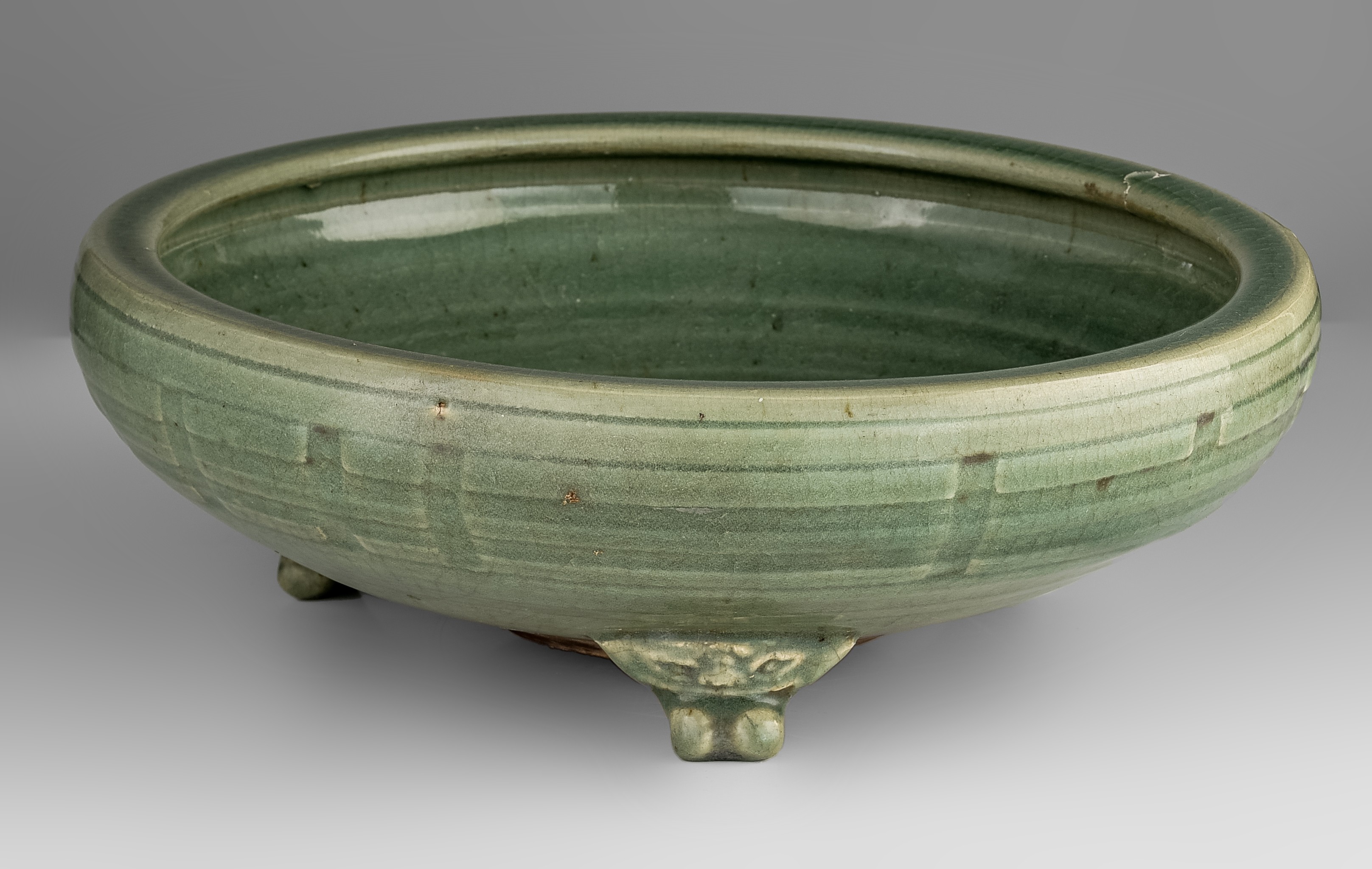 A Chinese longquan celadon tripod censer, late Yuan dynasty, ø 34 - H 11,5 cm - Image 14 of 20