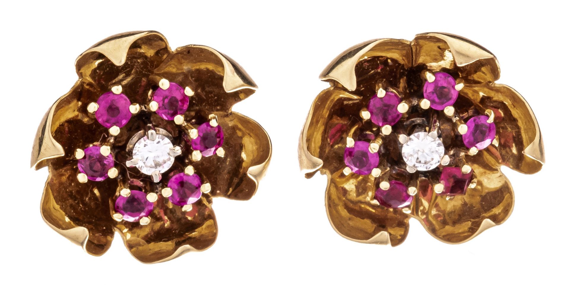 A pair of floral-shaped earrings in 18ct yellow gold, with a diamond and rubies, ø 1,9 cm, 6,9 g - Image 2 of 4