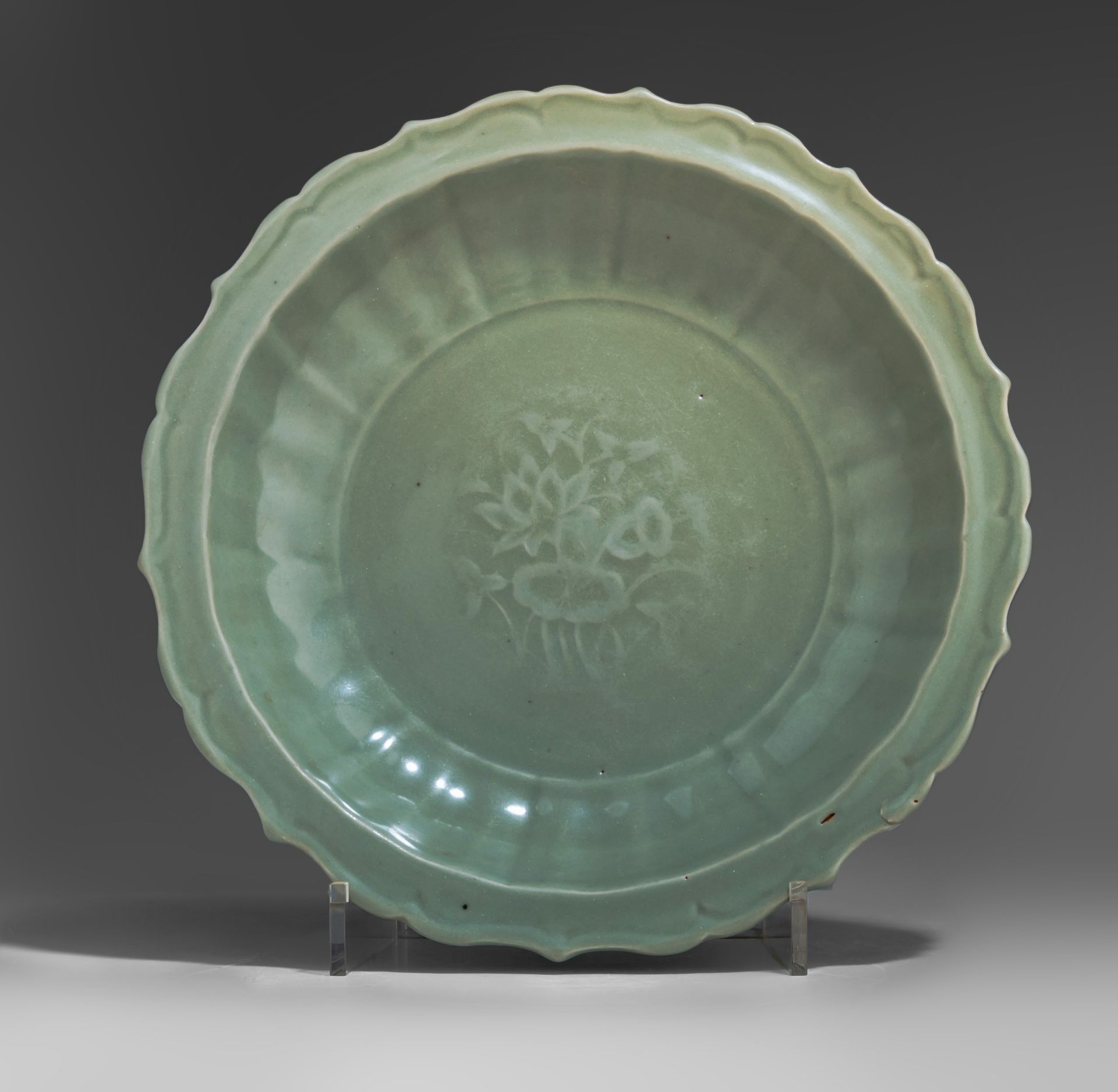 A Chinese carved Longquan celadon bracket-lobed rim 'Lotus Pond' charger, Ming period, ø 34,5 cm - Bild 2 aus 3