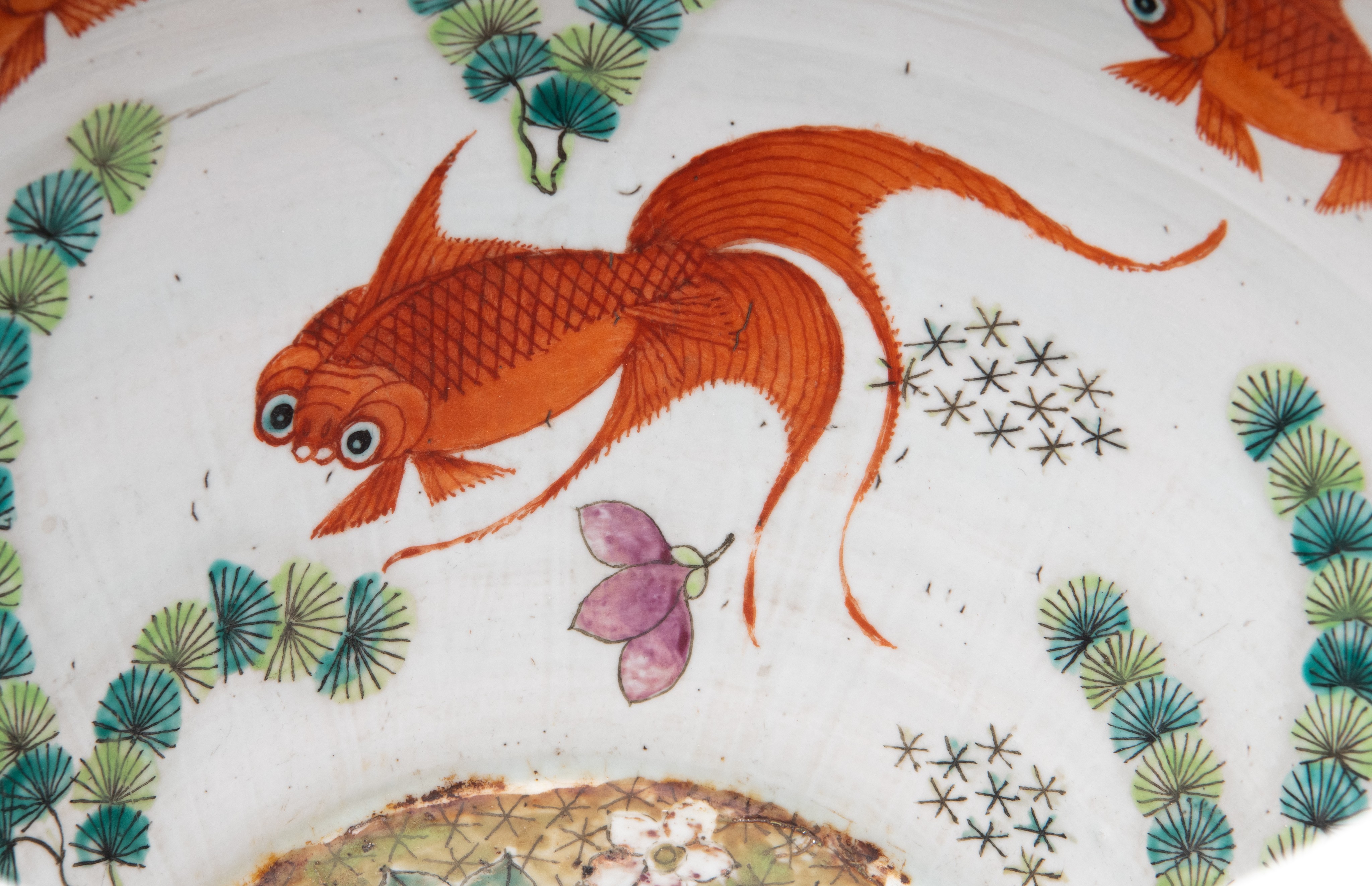 A Chinese famille rose 'Dragon' fishbowl, 19thC, H 35,5 cm - Image 15 of 17
