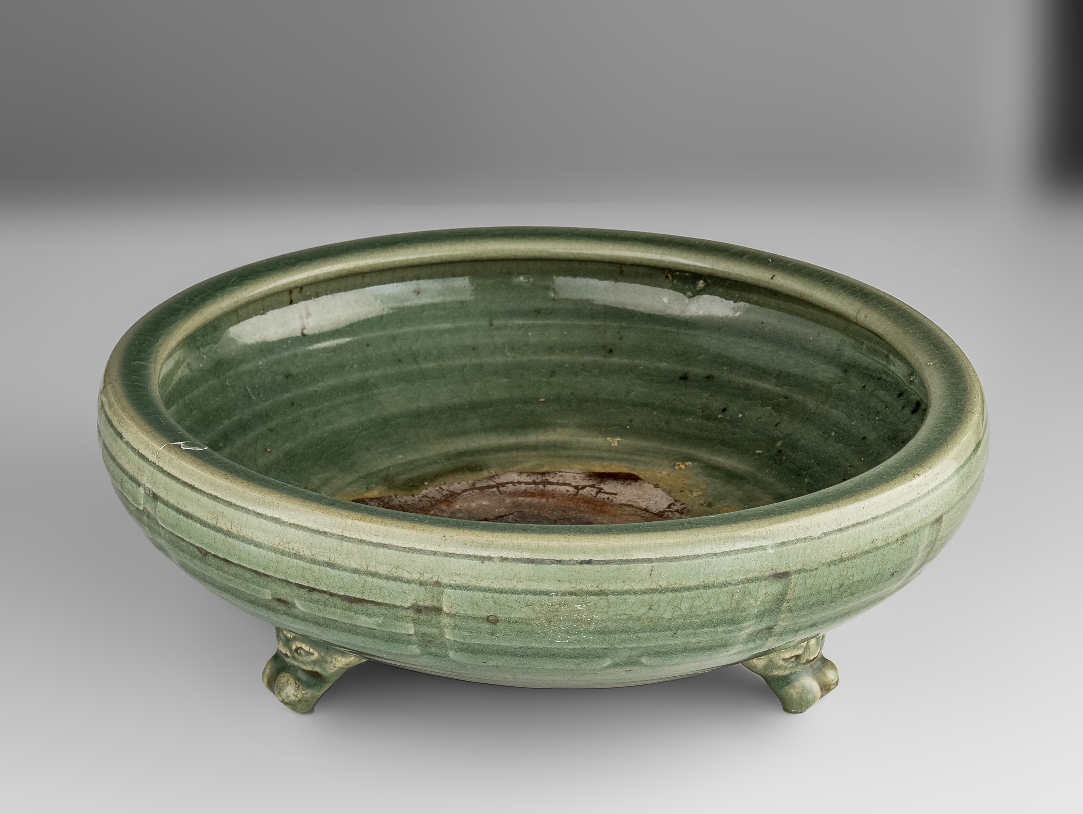 A Chinese longquan celadon tripod censer, late Yuan dynasty, ø 34 - H 11,5 cm - Image 2 of 20