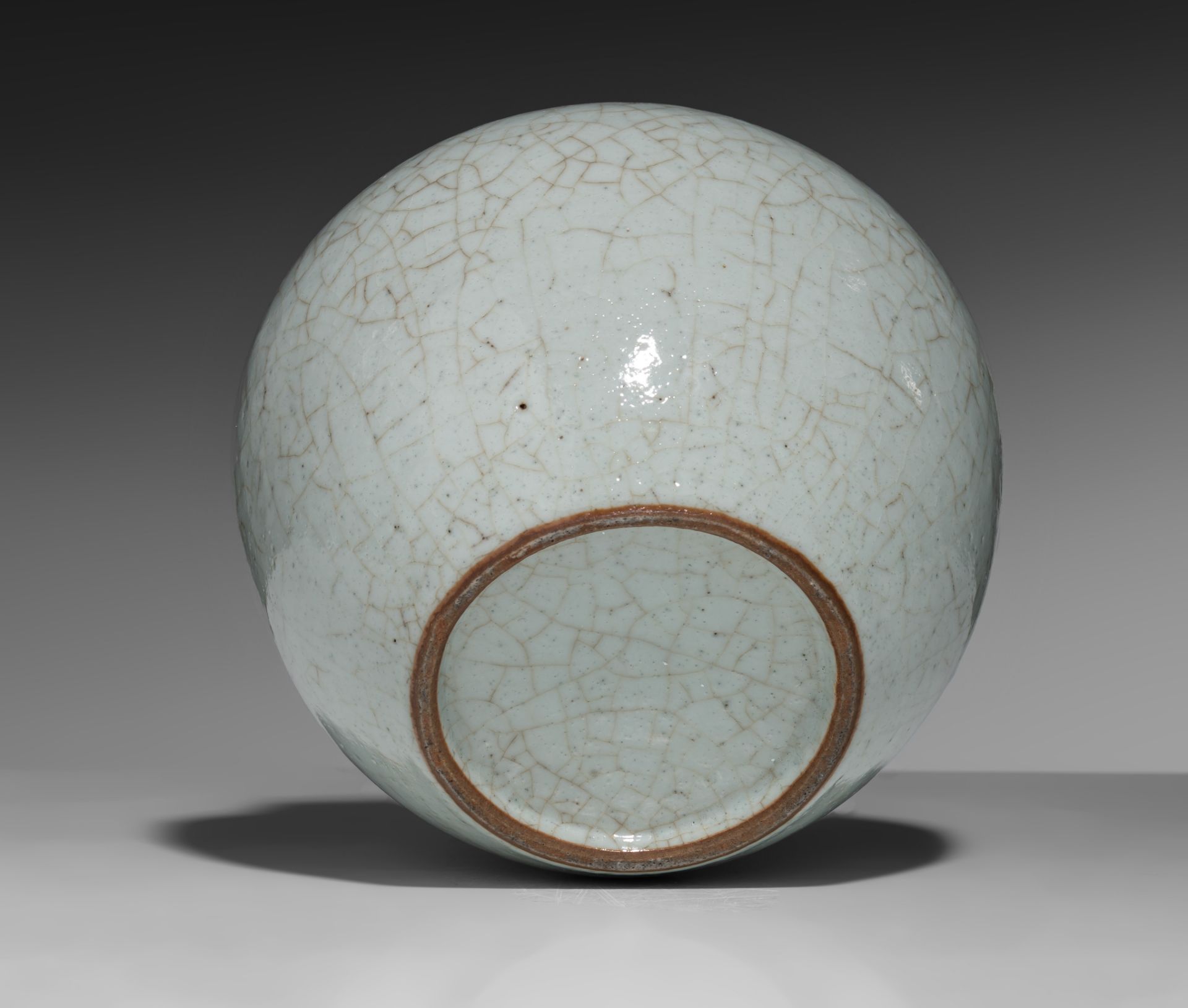 A Chinese Ge-type celadon-crackle glazed jar, H 12 cm - Image 8 of 9
