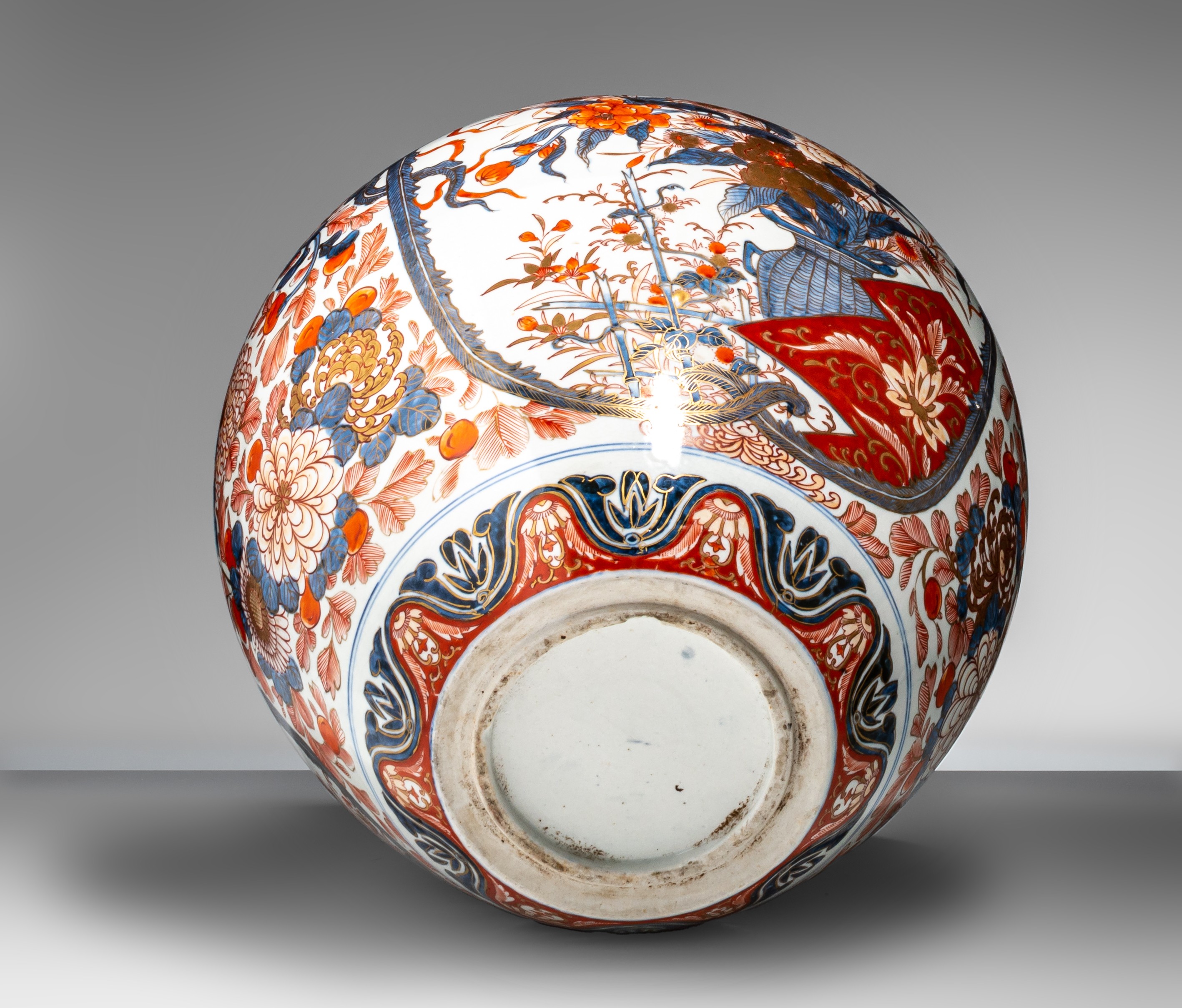 A pair of Japanese Imari covered vases, on a porcelain base, early Meiji, Total H 82,5 cm - Image 9 of 17