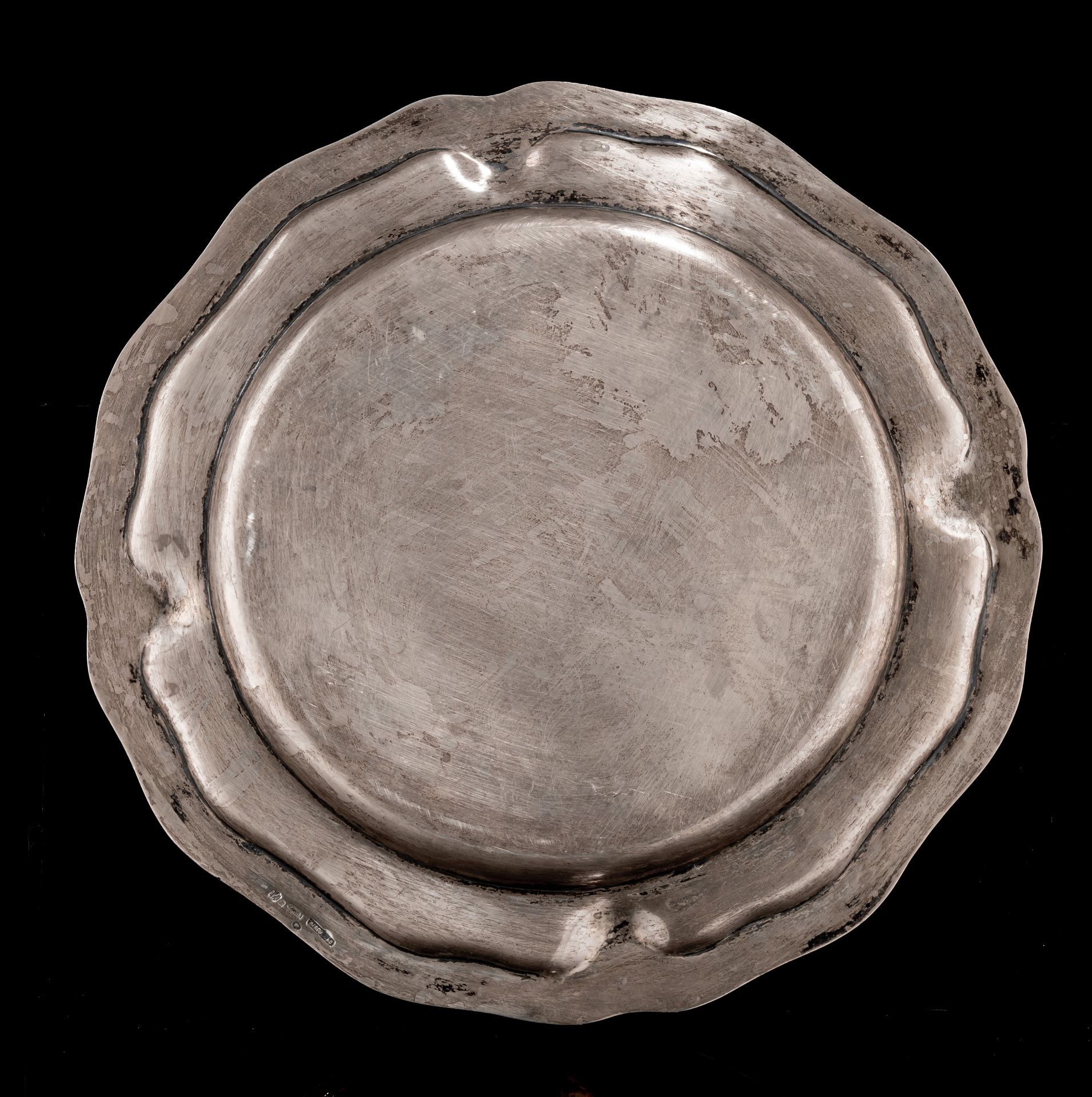 A pair of silver dishes, hallmarked Lisbon (1938 - present), ø 28 cm, total weight: ca. 1.600 g - Image 2 of 5