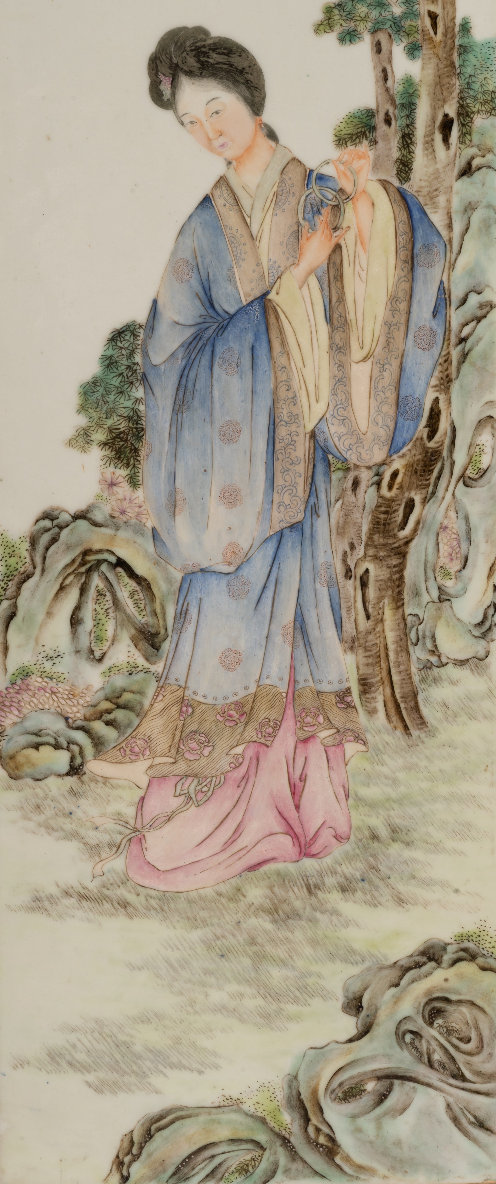 A Chinese famille rose 'Beauty in a garden' plaque, Republic period, 76,5 x 19,2 cm - Image 4 of 6