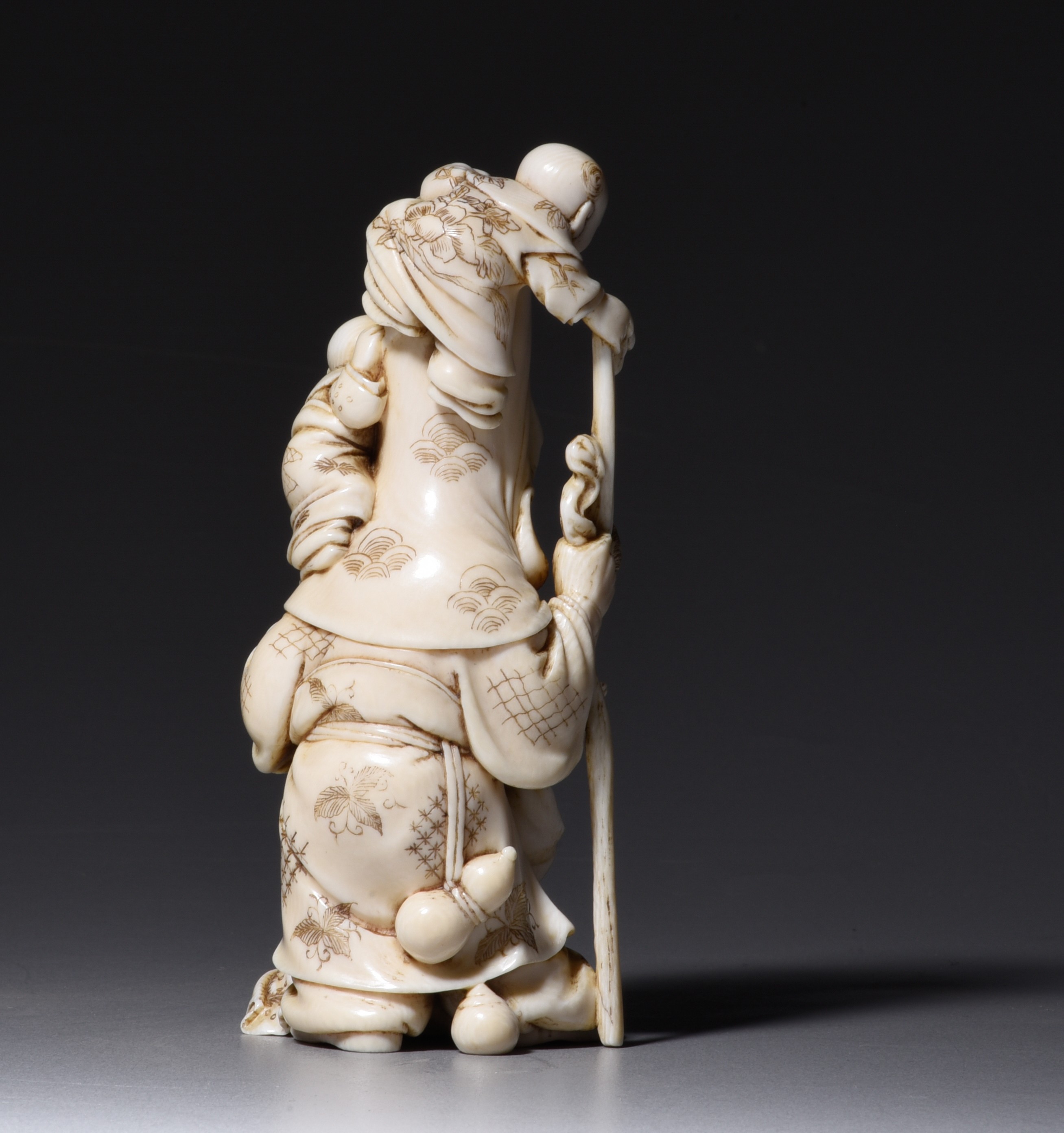 A Japanese ivory okimono of Fukurokuju, Edo/Meiji period, H 13 cm, 214 g (+) - Image 3 of 6