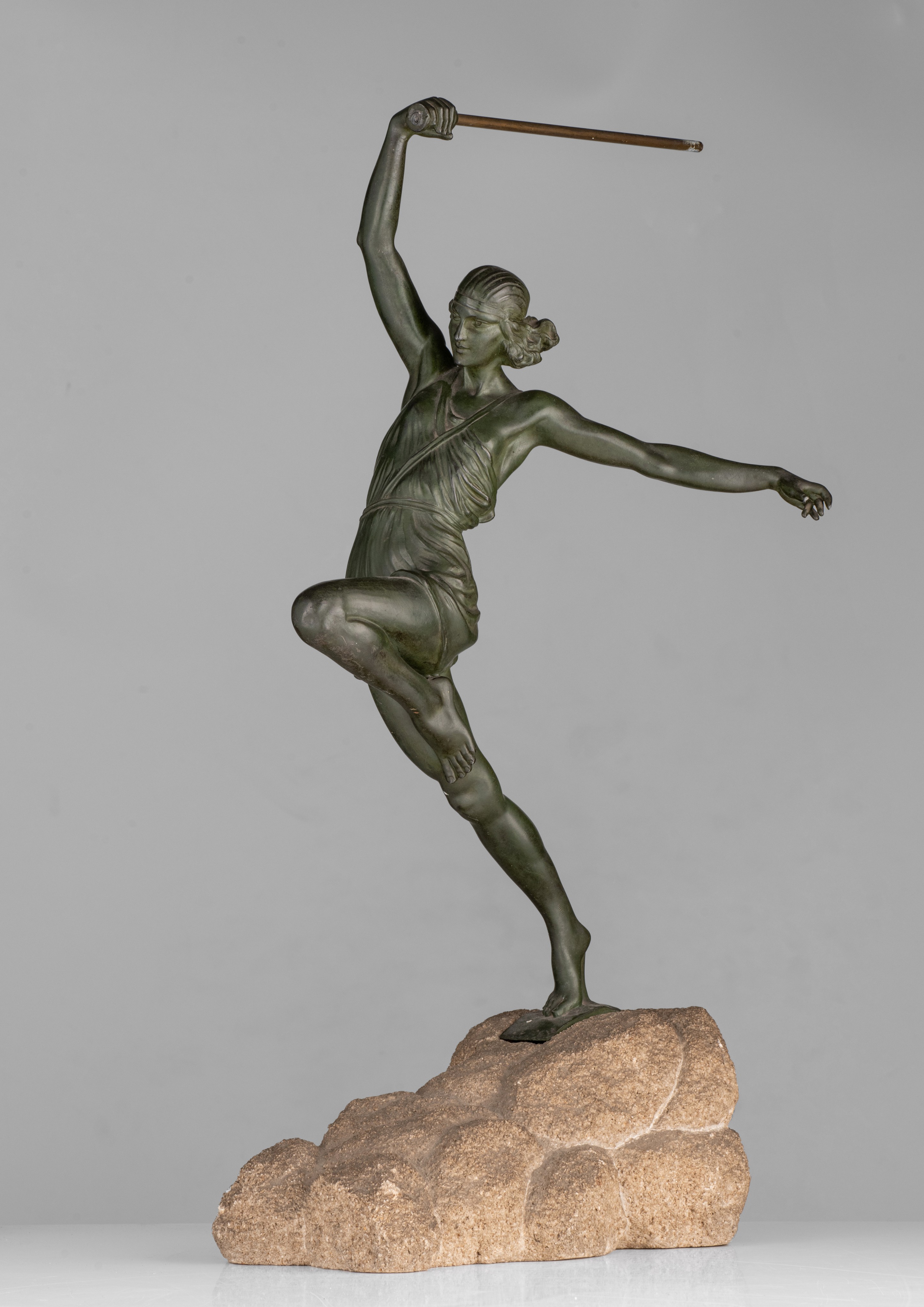 An Art Deco patinated spelter woman with a javelin by Pierre le Faguays (1892-1962), ca. 1930, H 60 - Image 2 of 9