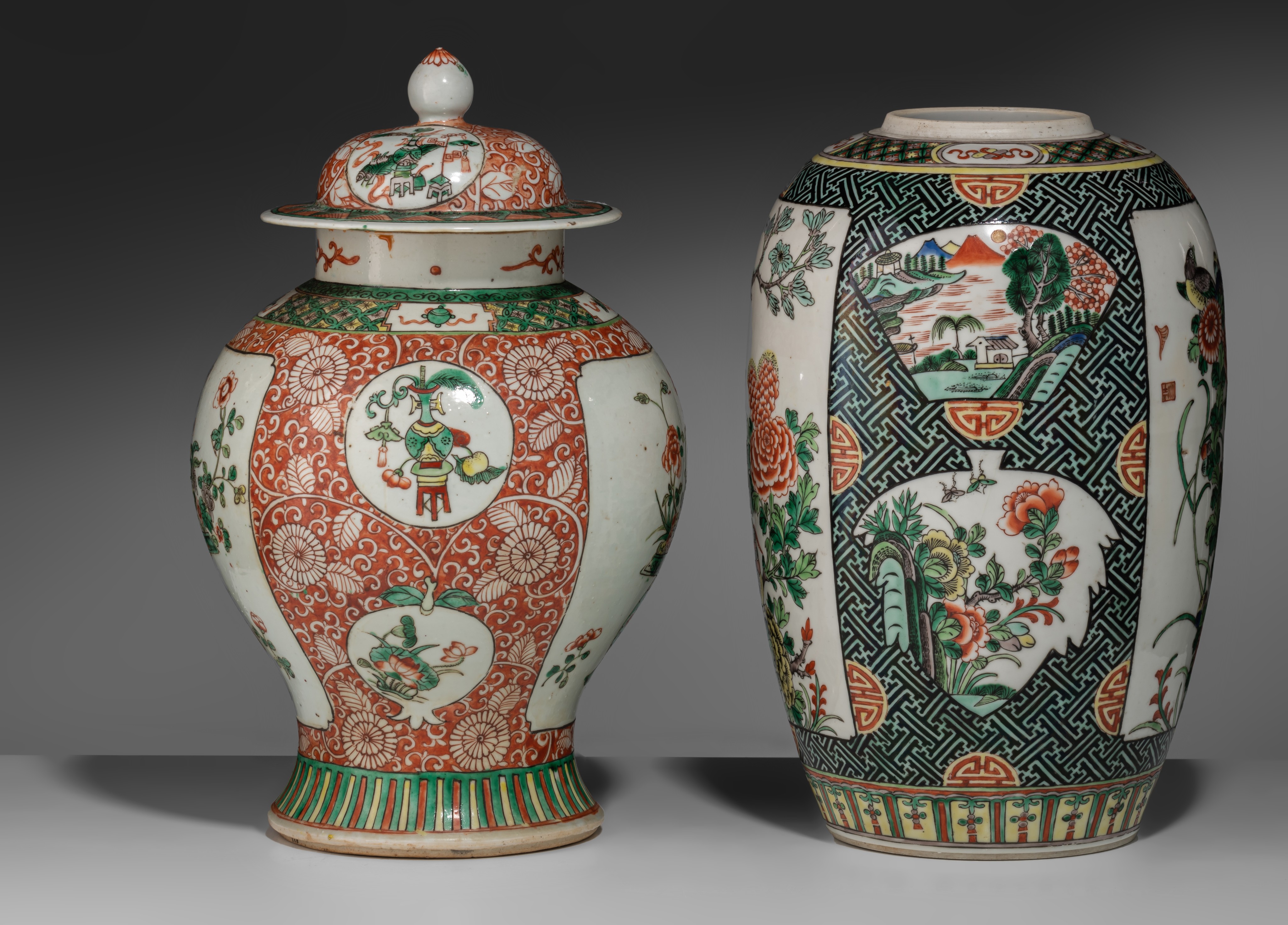 A Chinese famille verte covered vase and a melon-shaped jar, 19thC, H 34,5 - 37,5 cm - Image 3 of 7