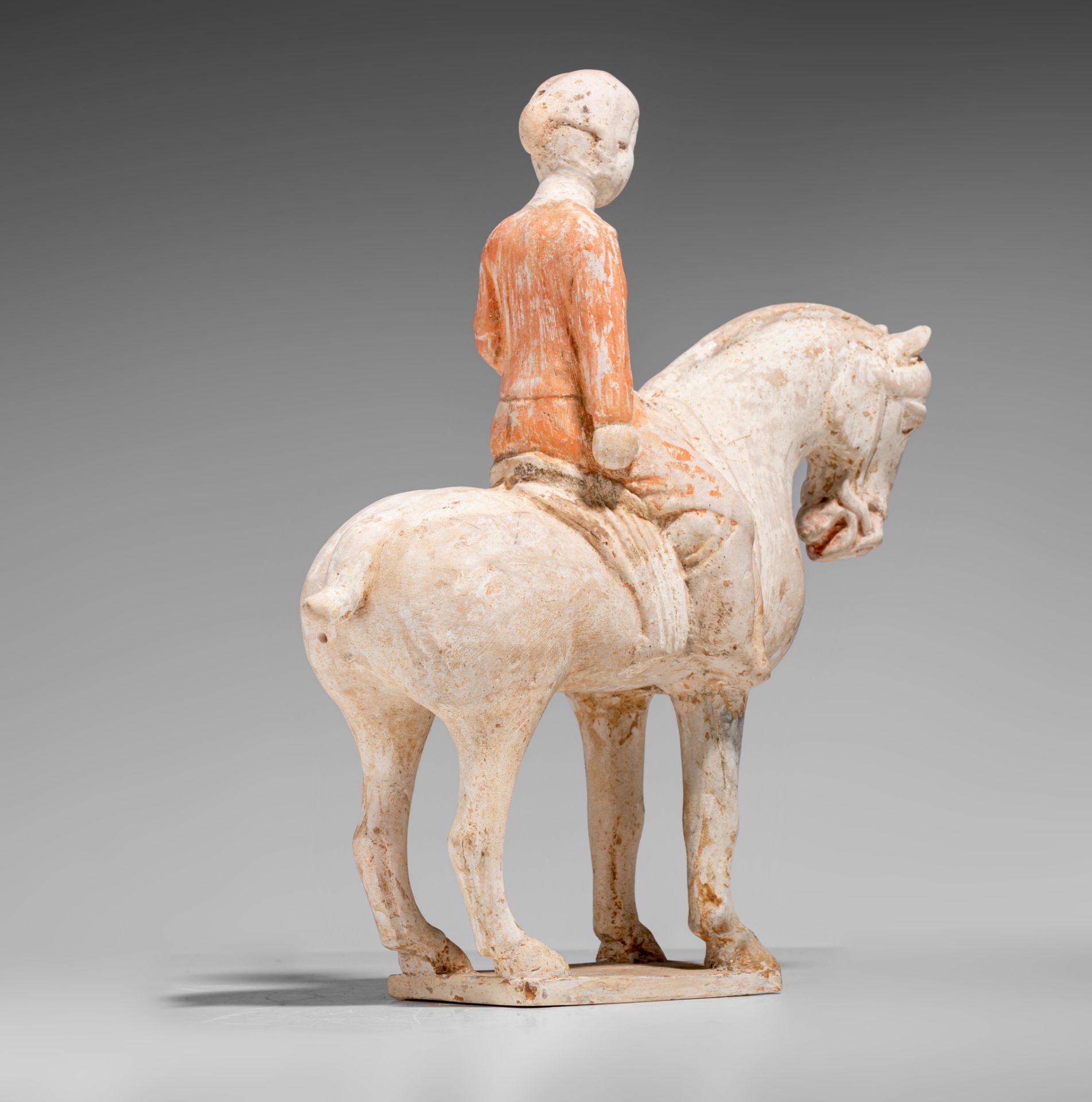 A Chinese painted pottery figure of a horse and a rider, Tang dynasty, L 25,8 - H 28,5 cm - Bild 9 aus 13