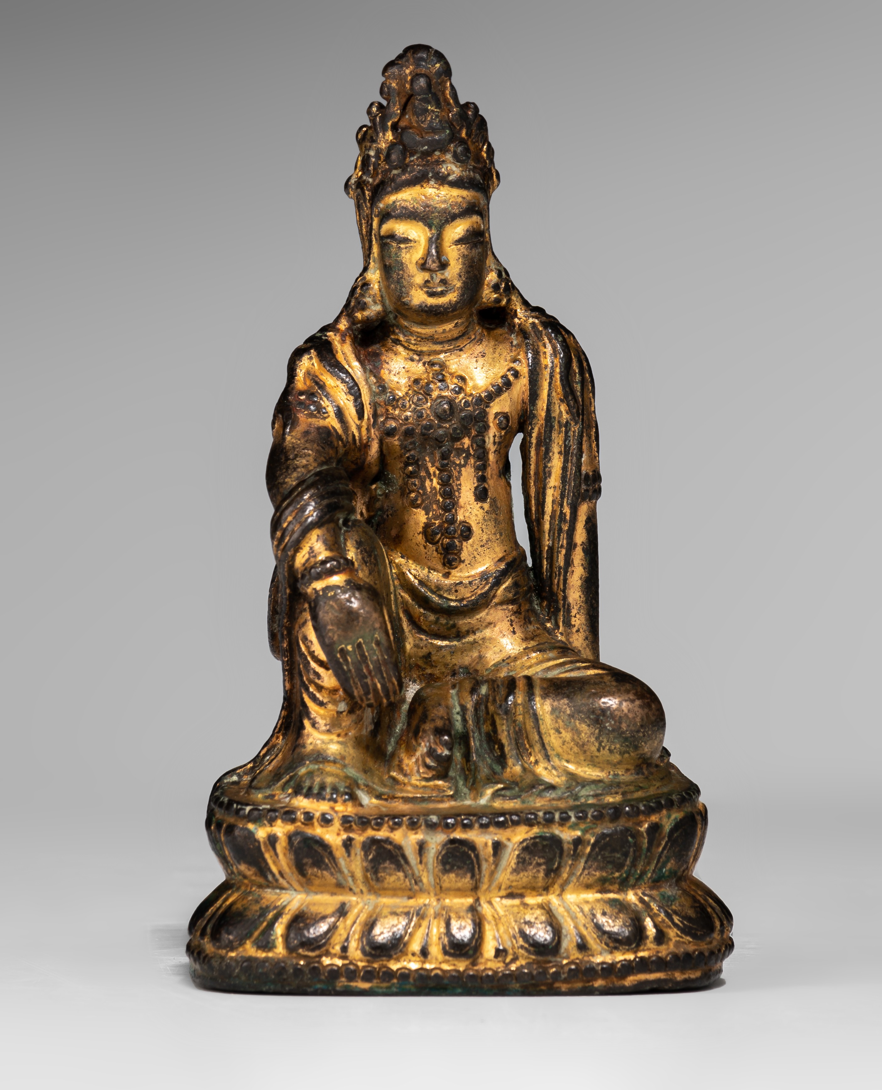 A Chinese Song style gilt-lacquered bronze figure of Bodhisattva Avalokiteshvara in Water Moon Form - Image 4 of 11