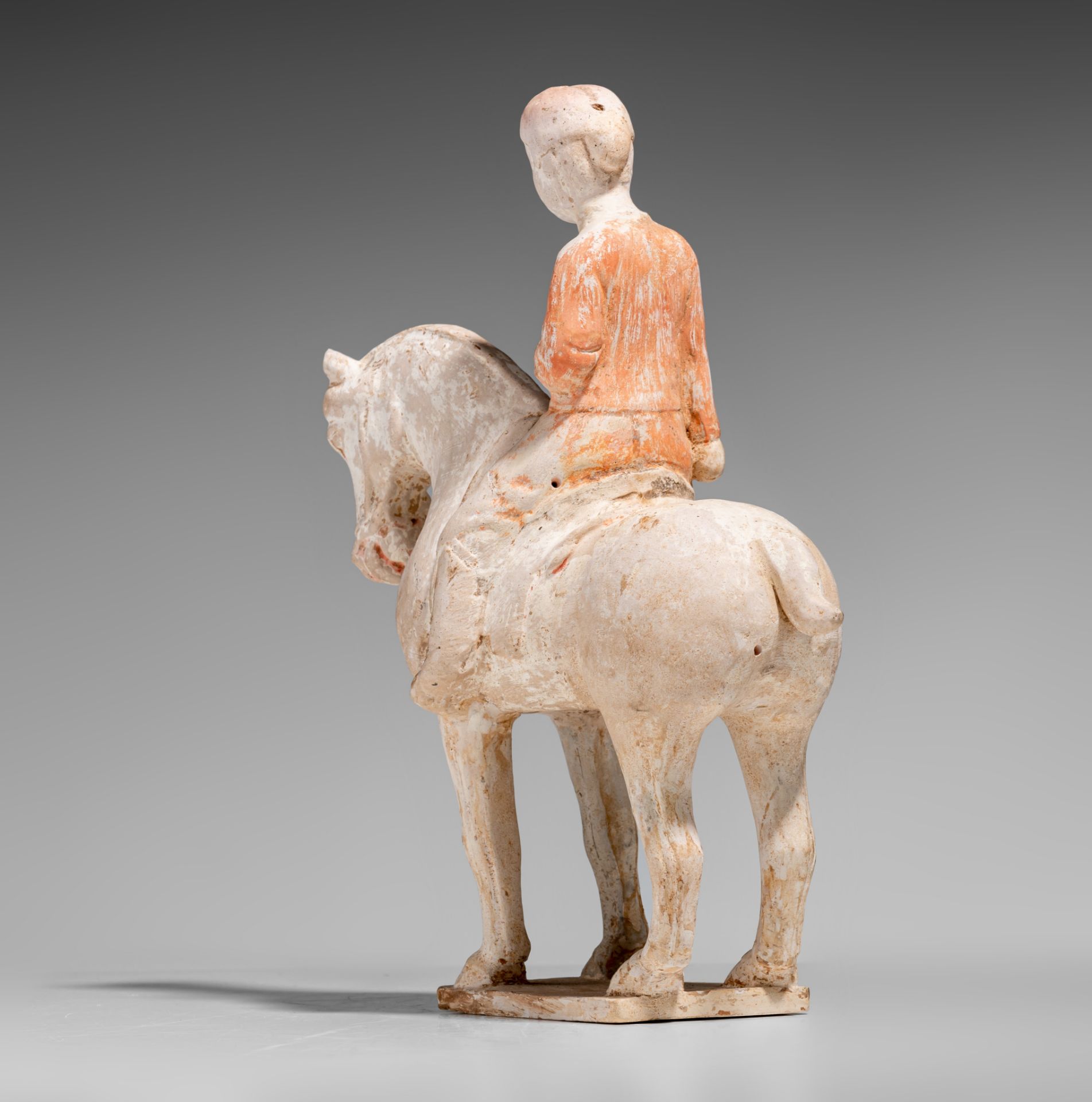 A Chinese painted pottery figure of a horse and a rider, Tang dynasty, L 25,8 - H 28,5 cm - Bild 7 aus 13