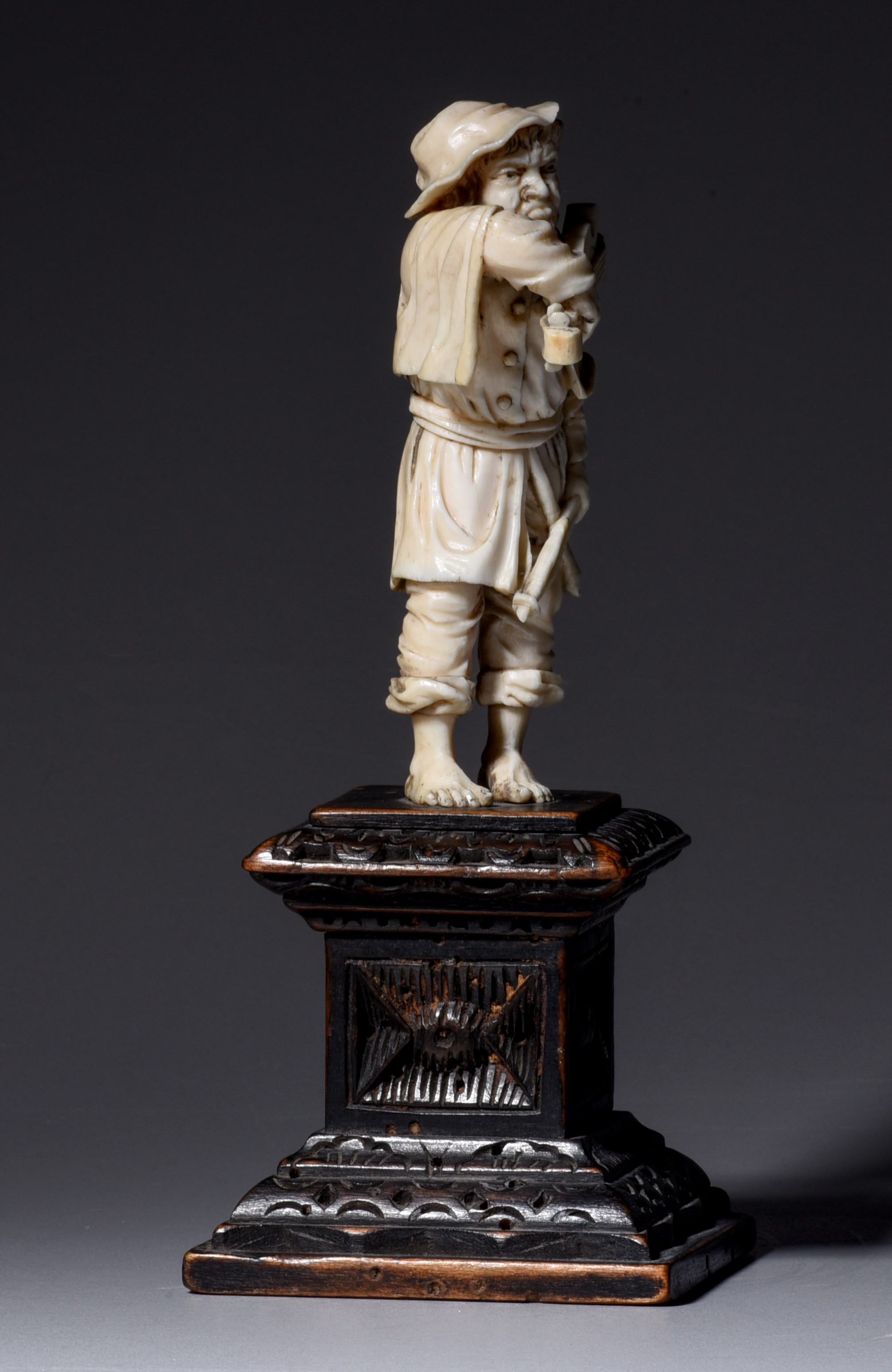 An ivory fiddler, probably Paris, 18th/19th century, H 20,3 cm - 11,9 cm (+) - Image 5 of 5