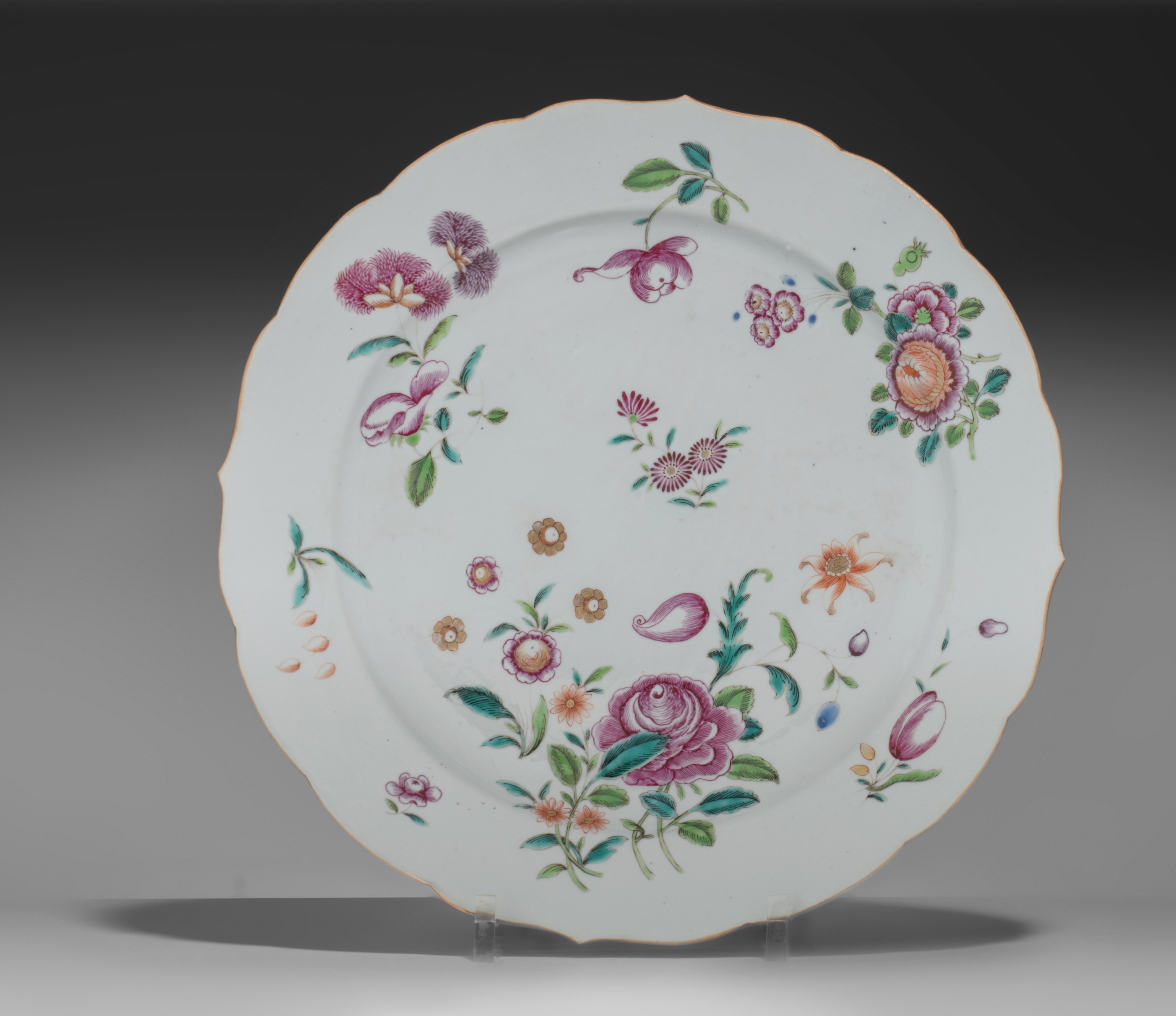 Three Chinese famille rose foliate-shaped export porcelain chargers, 18thC, ø 34,5 - 38 cm - Image 6 of 7