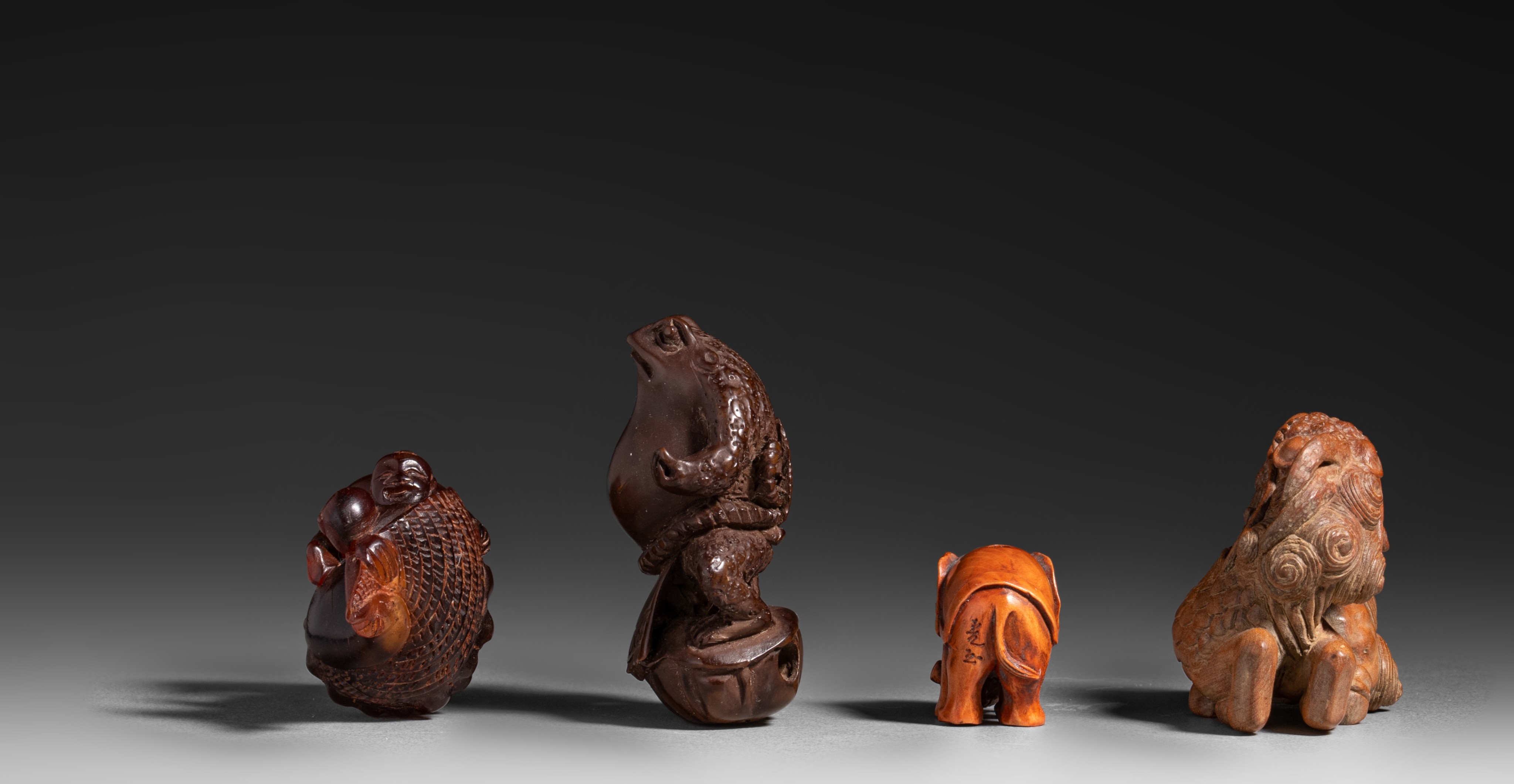 Two netsuke, an ojime and an okimono, 20thC, H 2,2 cm - H 3,9 cm - H 5,2 cm - H 3,3 cm - Image 3 of 6